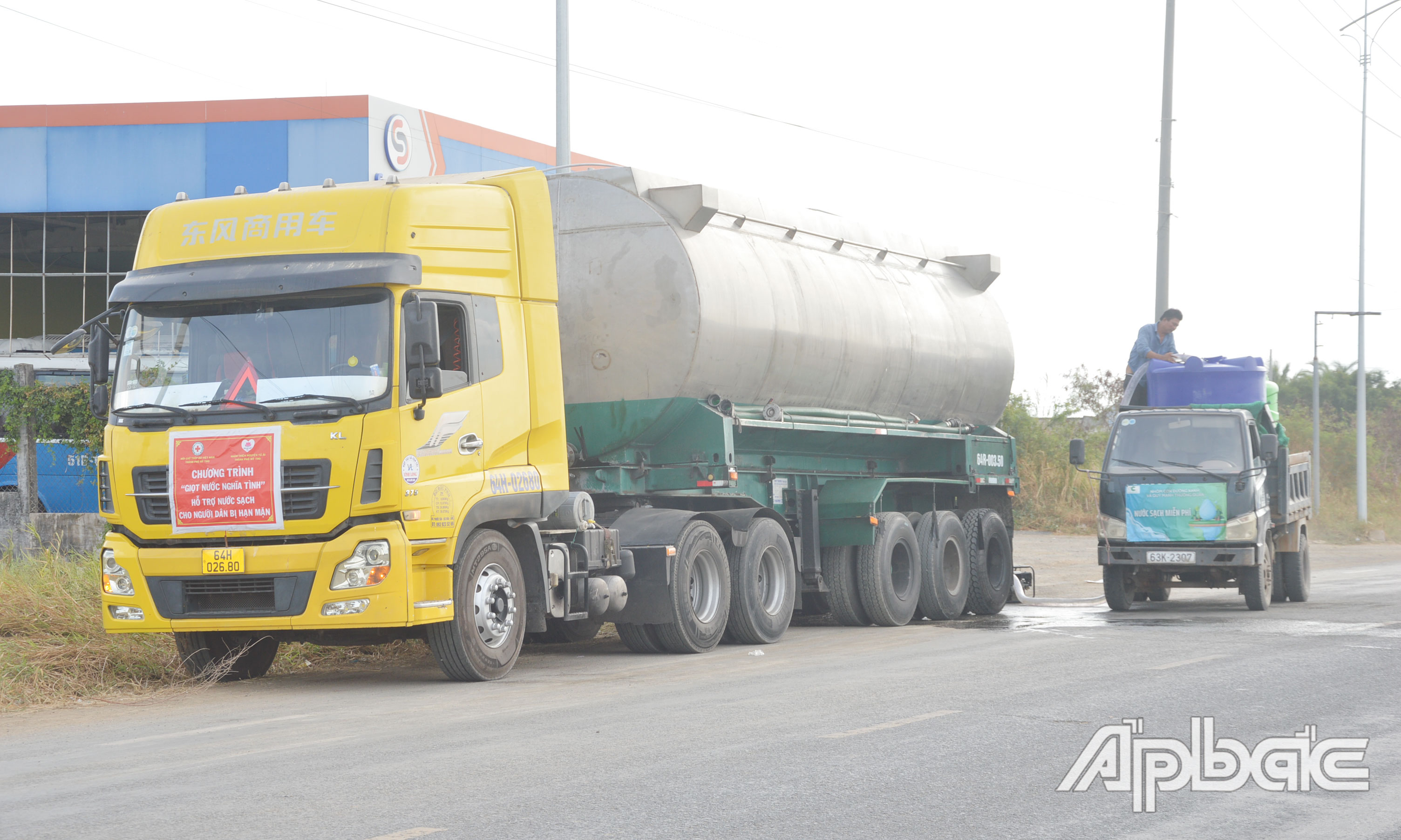 Những xe bồn chở nước có tải trọng lớn không vào được các tuyến đường nhỏ nên đậu ở đường lớn để các xe bồn nhỏ đến lấy nước mang đi hỗ trợ người dân.