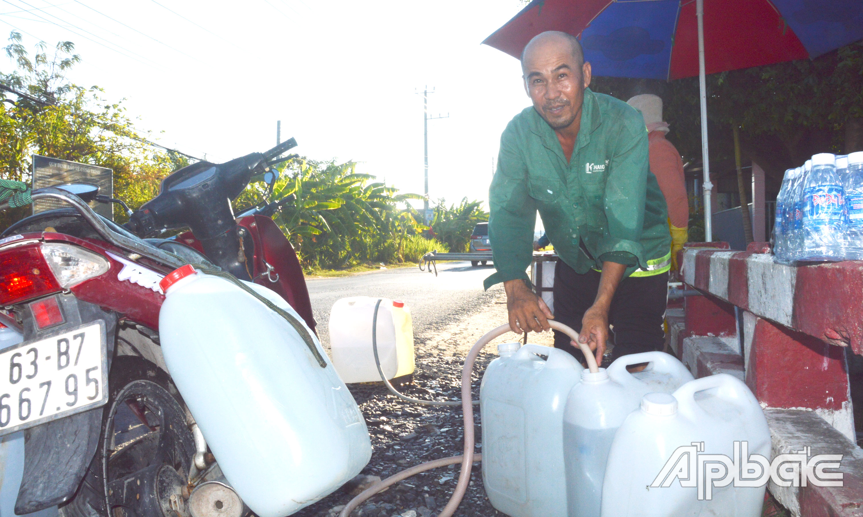 Bên cạnh sự hỗ trợ của các nhà hảo tâm, tỉnh Tiền Giang cũng đã nỗ lực cung cấp nước sinh hoạt cho người dân các huyện phía Đông. Trong ảnh là anh Phan Thanh Trúc (ấp Xóm Gò, xã Tăng Hòa, huyện Gò Công Đông) đến lấy nước sinh hoạt từ vòi công cộng trên địa bàn xã.