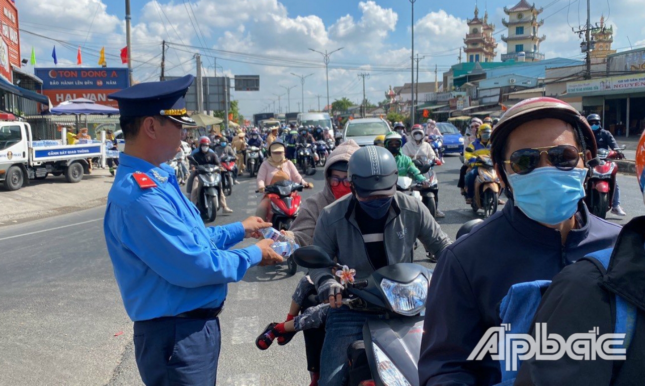 Lực lượng Cảnh sát giao thông, Thanh tra Sở Giao thông vận tải tham gia điều tiết và tặng hơn 5.000 chai nước suối cho người dân về quê nhân dịp nghỉ lễ 30-4 và 1-5