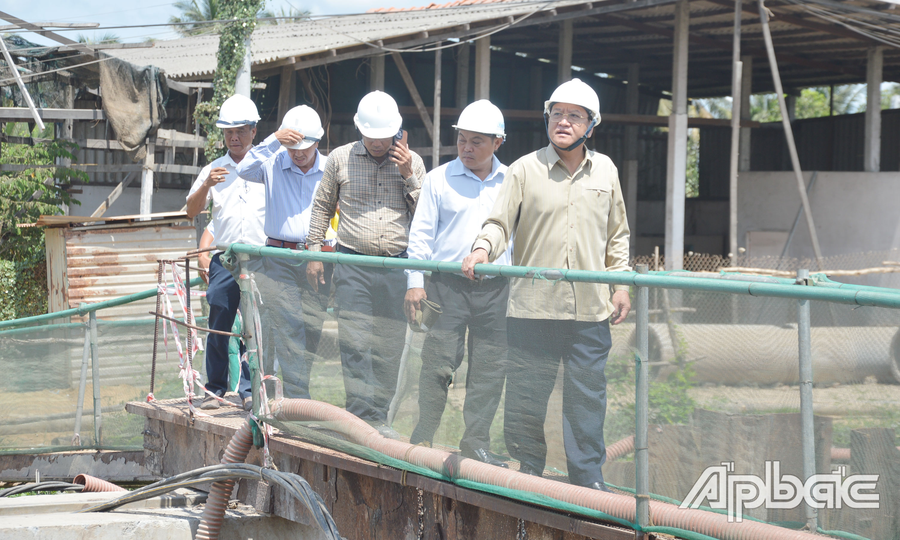 Đồng chí Phạm Văn Trọng kiểm tra tình hình vận hành mở cống Nguyễn Tấn Thành.