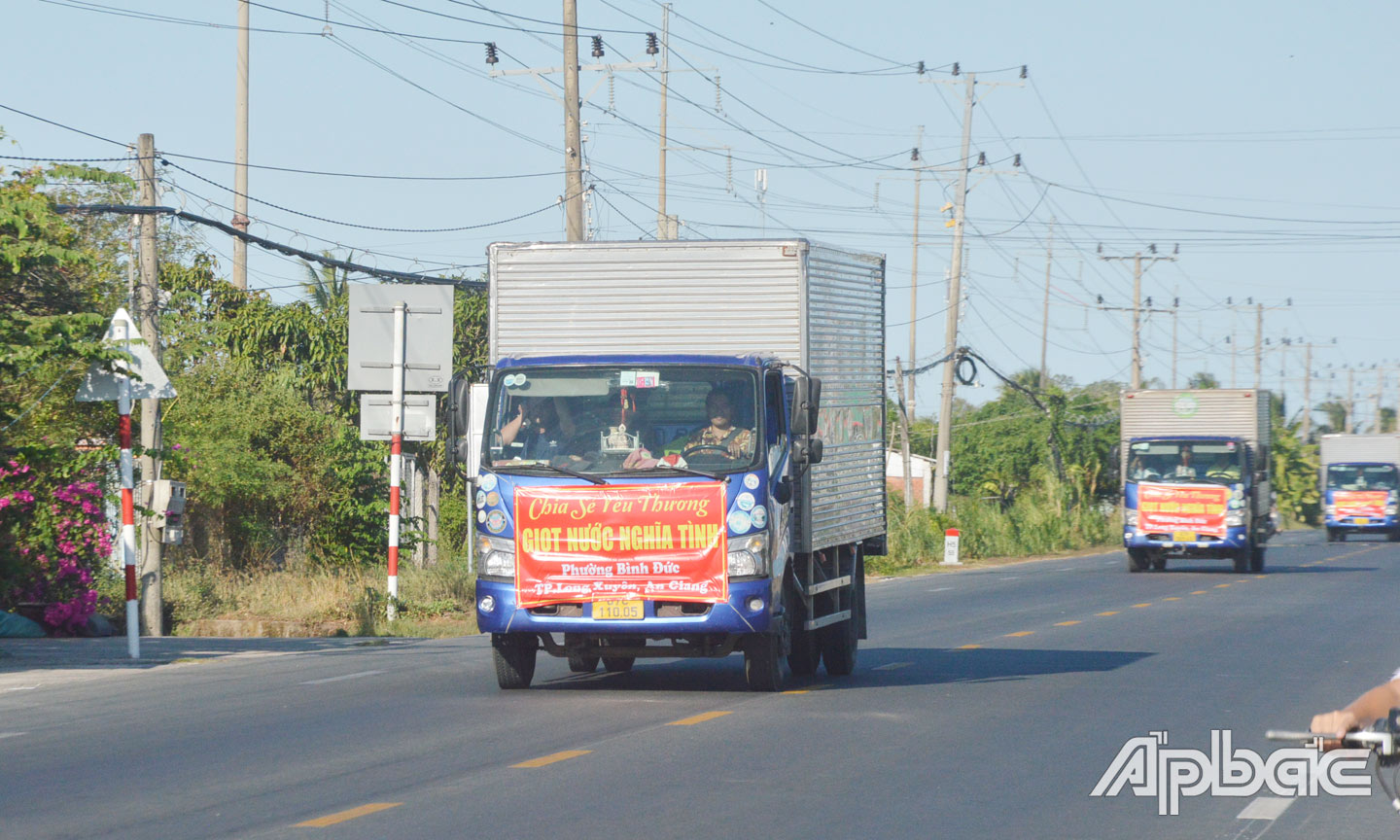 Dù trong dịp nghỉ Lễ 30-4, 1-5, nhưng các xe chở nước miễn phí vẫn hướng về vùng hạn, mặn  để hỗ trợ nước cho người dân.