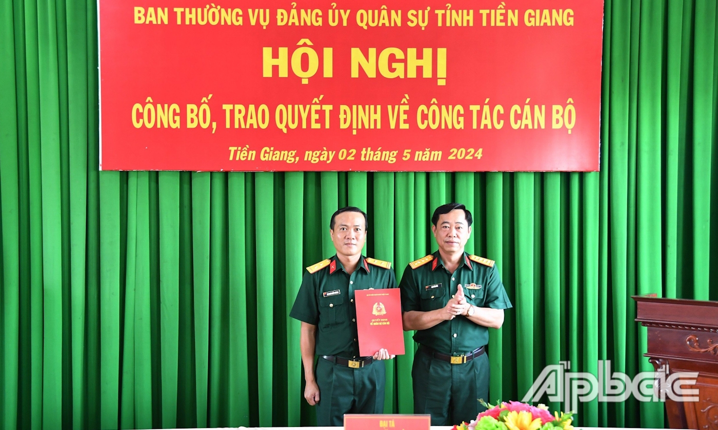 Đại tá Mai Văn Hòa, Tỉnh ủy viên, Phó Bí thư Thường trực Đảng ủy Quân sự, Chính ủy Bộ CHQS tỉnh trao Quyết định cho Trung tá Lê Minh Triết Phương.