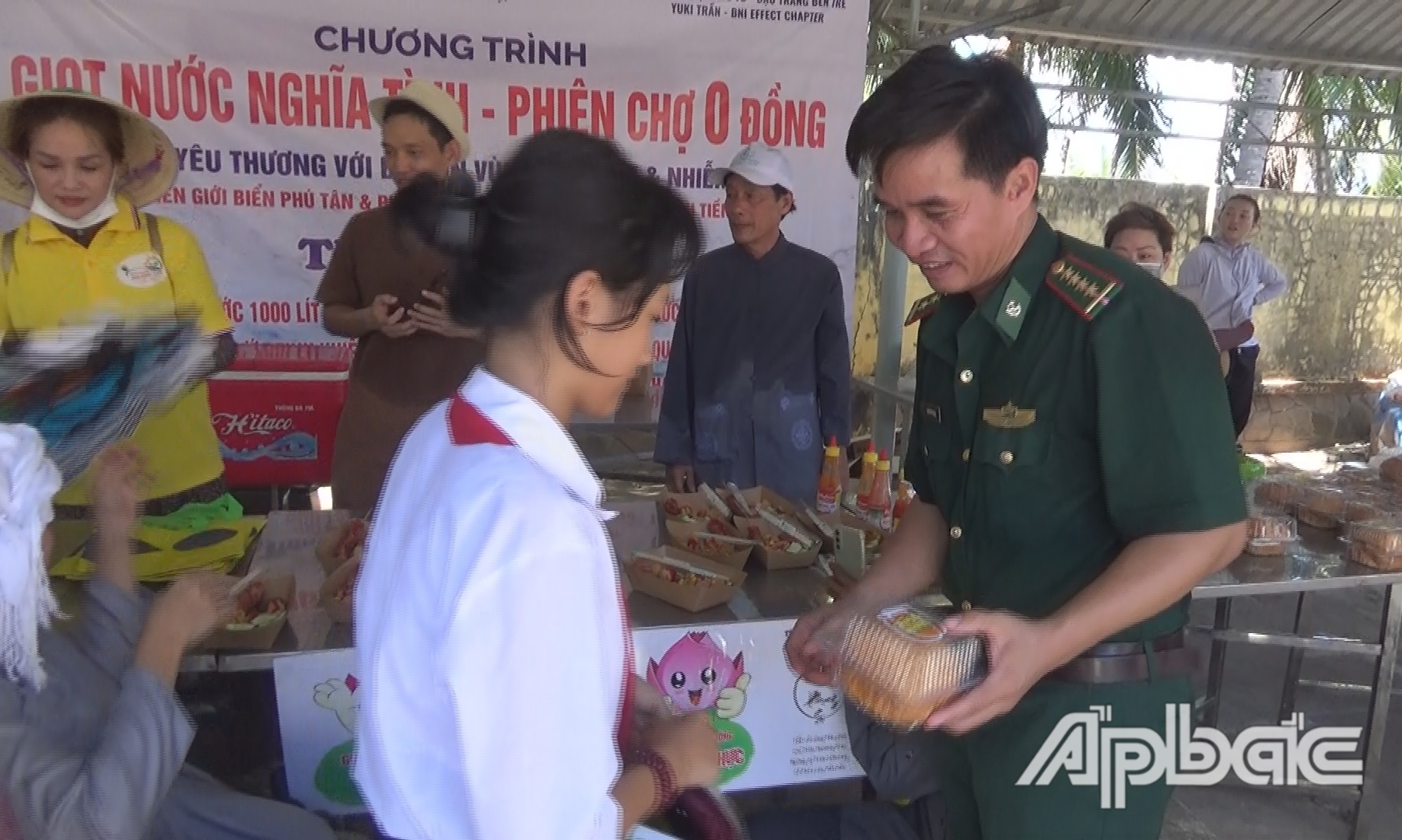 Phiên chợ 0 đồng tại Đồn Biên phòng Phú Tân.