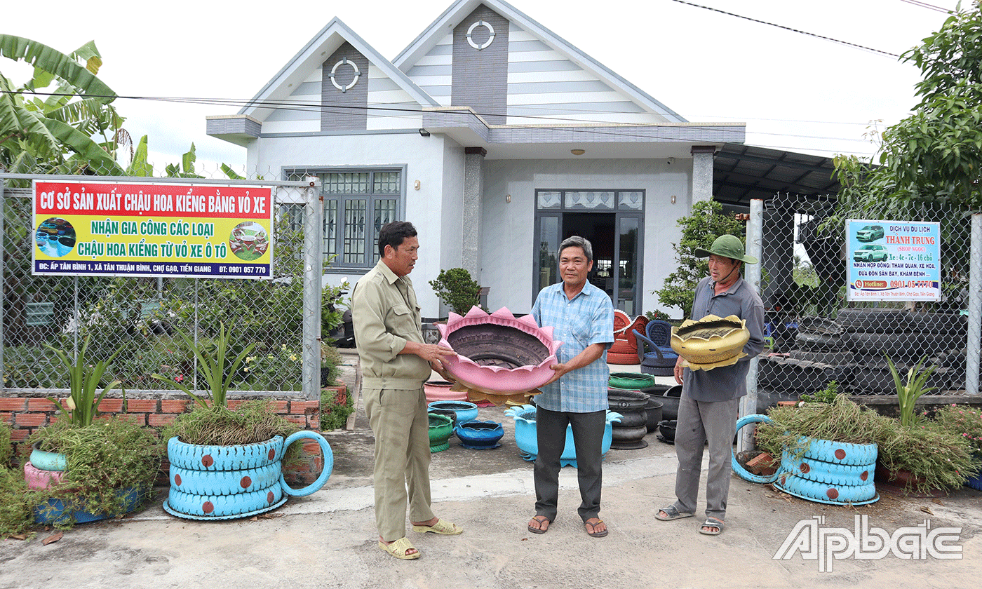 Anh Nguyễn Thanh Quý (bên trái).