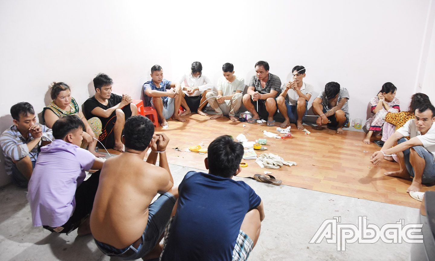 Hiện trường vụ bắt cờ bạc tại xã Tân Thới, huyện Tân Phú Đông