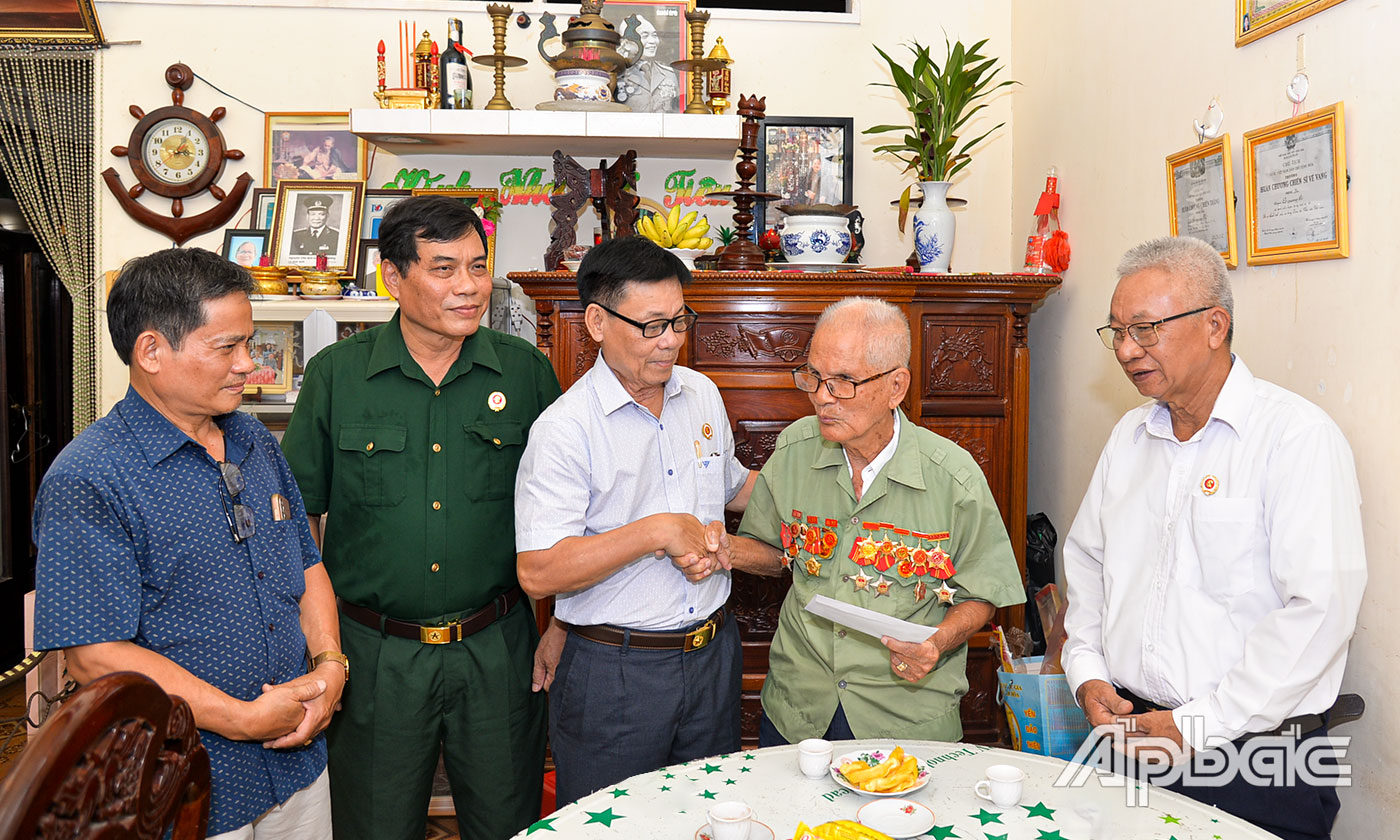 Đại tá Phan Hùng Mãnh, Chủ tịch Hội Cựu chiến binh tỉnh Tiền Giang thăm, tặng quà cựu chiến binh Lê Quang Đỏ, khu phố 6, phường 4, TP. Mỹ Tho.