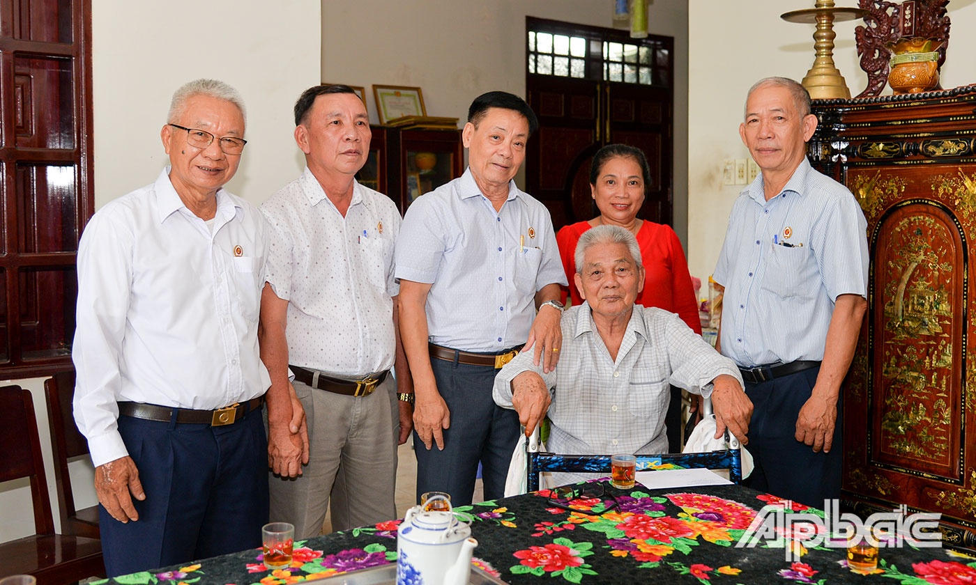 Đoàn đến thăm và tặng quà cựu chiến binh Lê Quang Hiền, ấp 5, xã Đạo Thạnh, TP. Mỹ Tho.