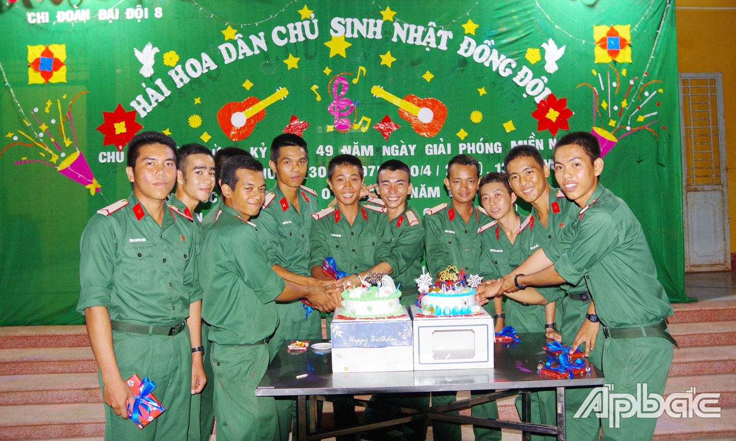Các chiến sĩ sinh nhật trong tháng 4 ra mắt đêm “Sinh nhật đồng đội”.