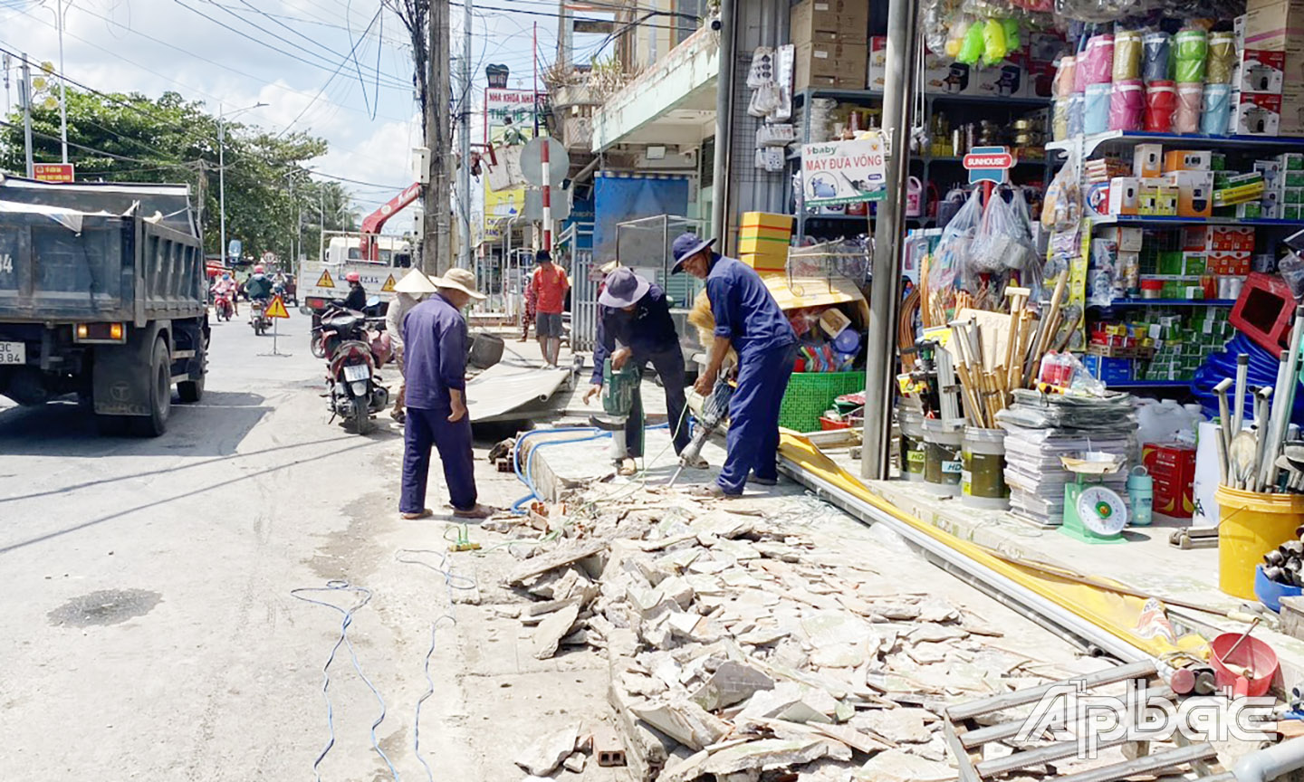 Phần lề đường rỗng rãi dần hiện ra.