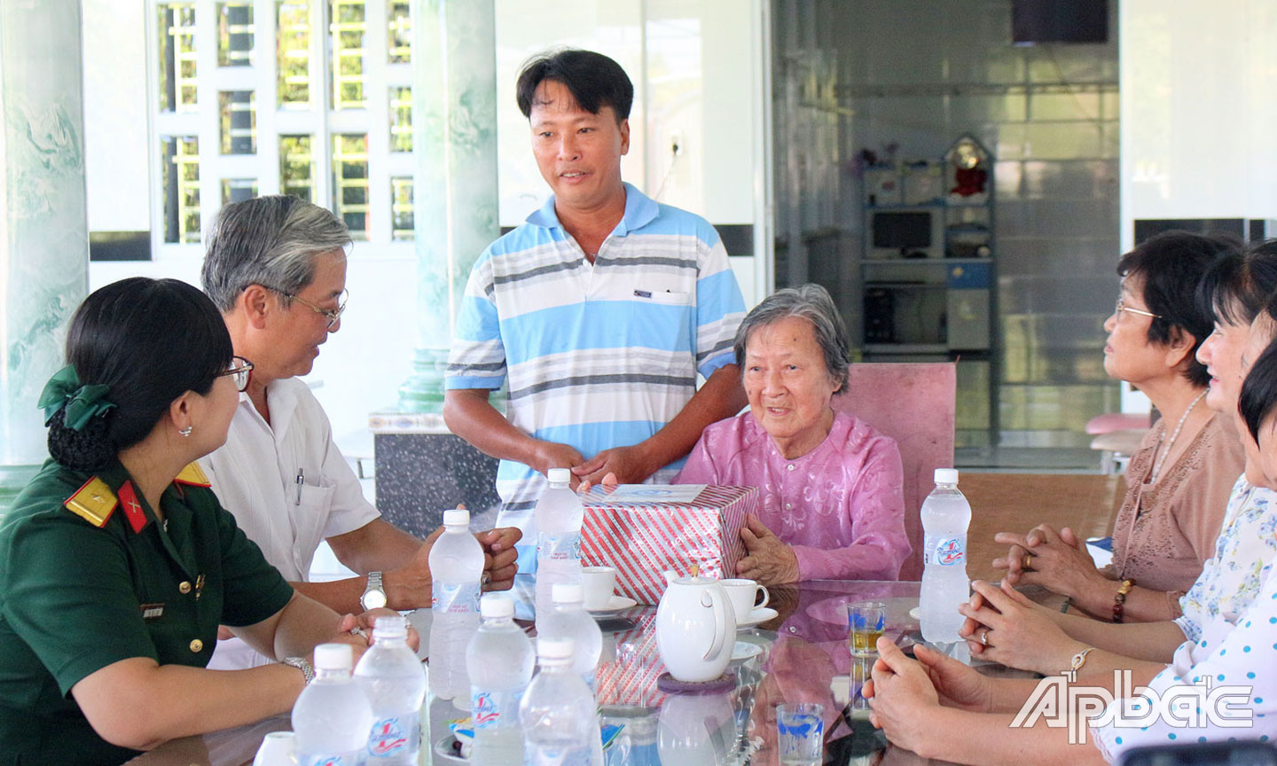 Đoàn công tác của tỉnh Tiền Giang đến thăm, tặng quà gia đình cụ bà Hoàng Thị Hợp nhân dịp kỷ niệm 70 năm Chiến thắng Điện Biên Phủ (7-5-1954 - 7-5-2024).