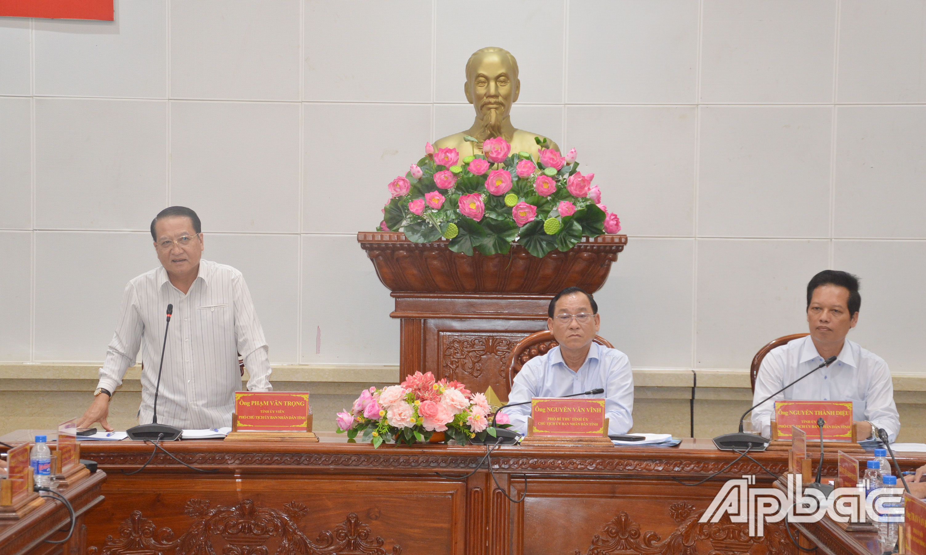 Phó Chủ tịch UBND tỉnh Phạm Văn Trọng phát biểu tại phiên họp.