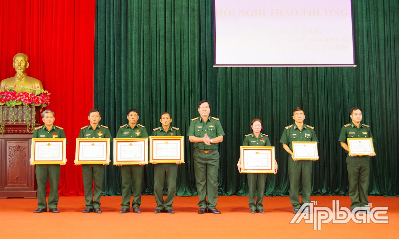 Đại tá Trần Văn Le, Chỉ huy trưởng BĐBP Tiền Giang trao huy chương Quân kỳ Quyết thắng cho các đồng chí.