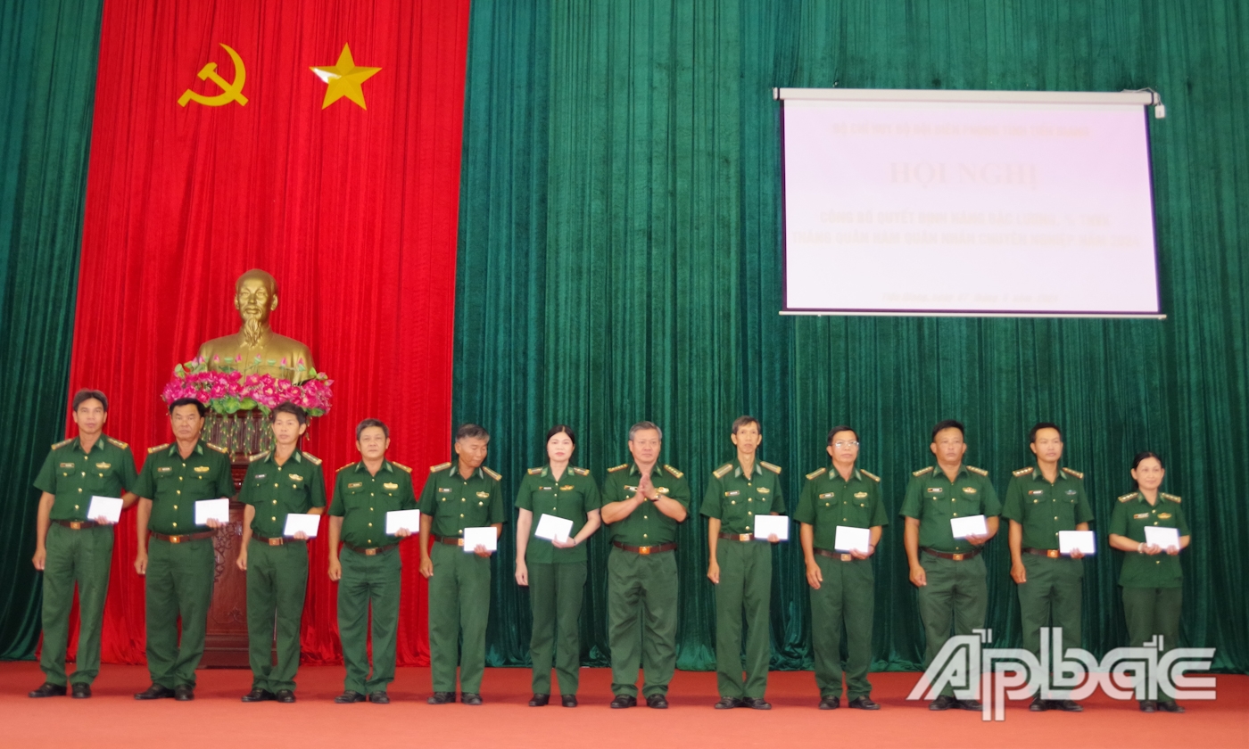 Đại tá Bùi Văn Vũ, Chính ủy BĐBP Tiền Giang trao quyết định cho các đồng chí quân nhân chuyên nghiệp.