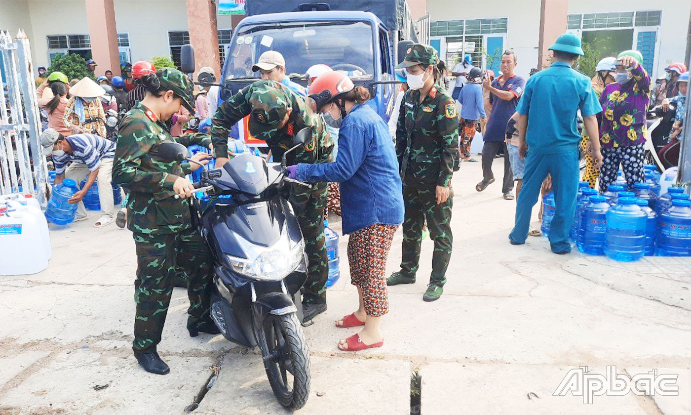 Đơn vị tài trợ trao nước và hỗ trợ người dân trong công tác vận chuyển nước về nhà