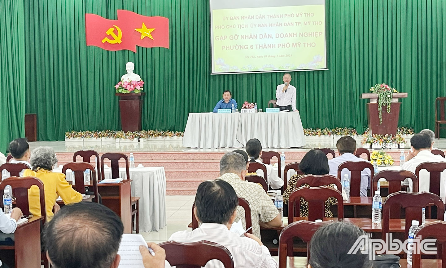 Ông Nguyễn Quang Thành, Phó Chủ tịch UBND thành phố Mỹ Tho trả lời các ý kiến tại buổi gặp gỡ.