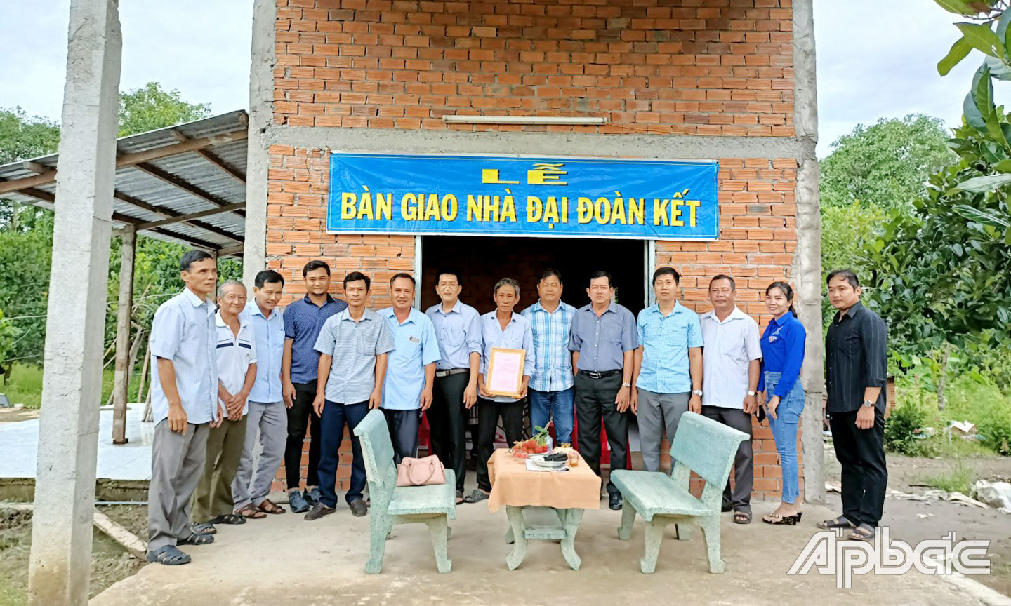 Ủy ban MTTQ Việt Nam xã Thanh Hòa bàn giao nhà đại đoàn kết cho hộ gia đình có hoàn cảnh khó khăn về nhà ở. 