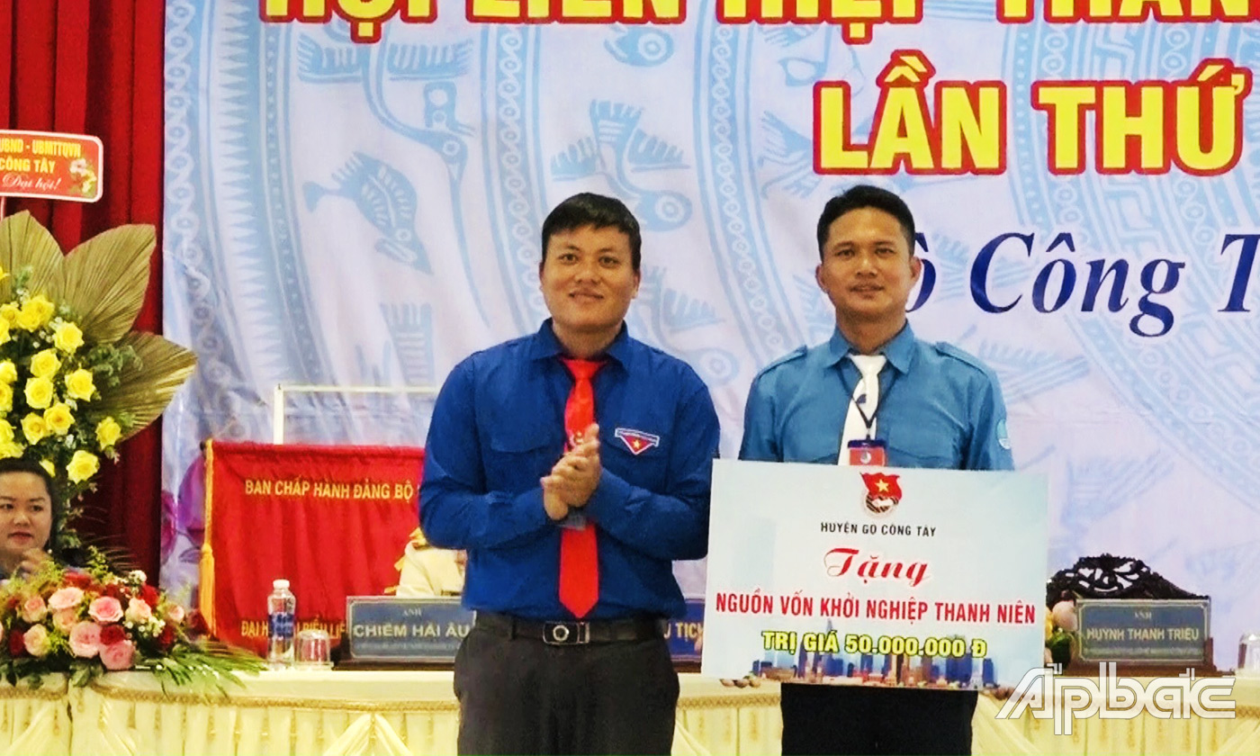 Ban Thường vụ Huyện Đoàn Gò Công Tây đã trao tặng cho chương trình Thanh niên lập thân lập nghiệp 