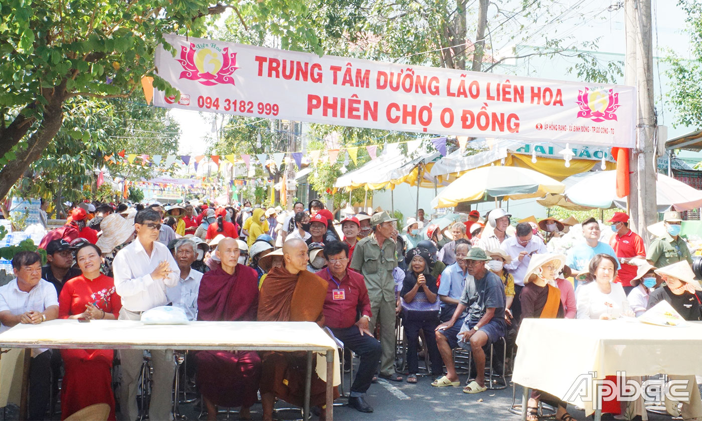 Quang cảnh phiên chợ Nhân ái