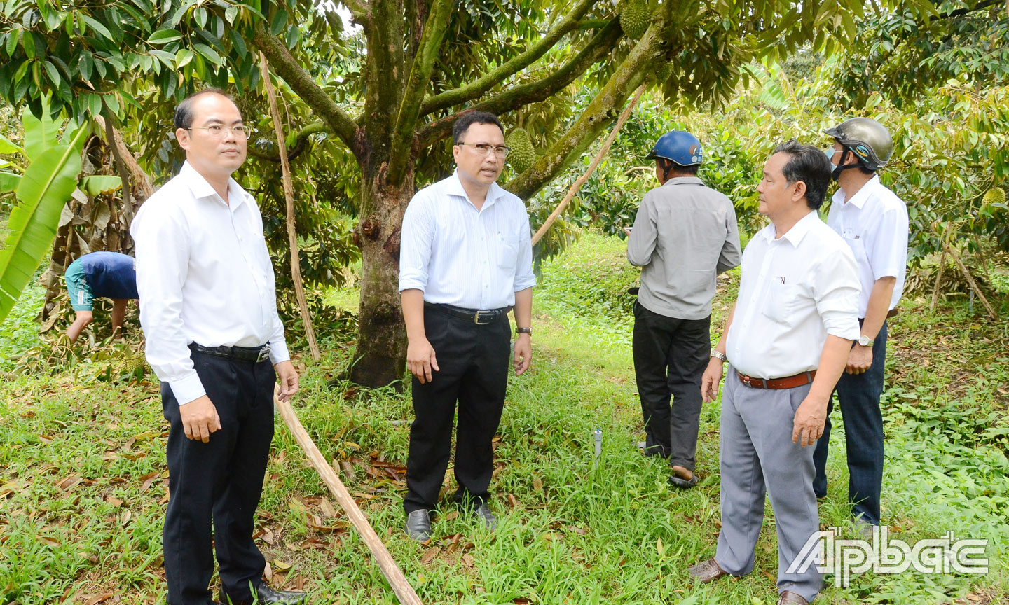 Đồng chí Nguyễn Đức Thịnh (bìa trái) kiểm tra khắc phục thiệt hại do mưa dông tại huyện Cai Lậy vào tháng 4-2023. Ảnh: MINH THÀNH