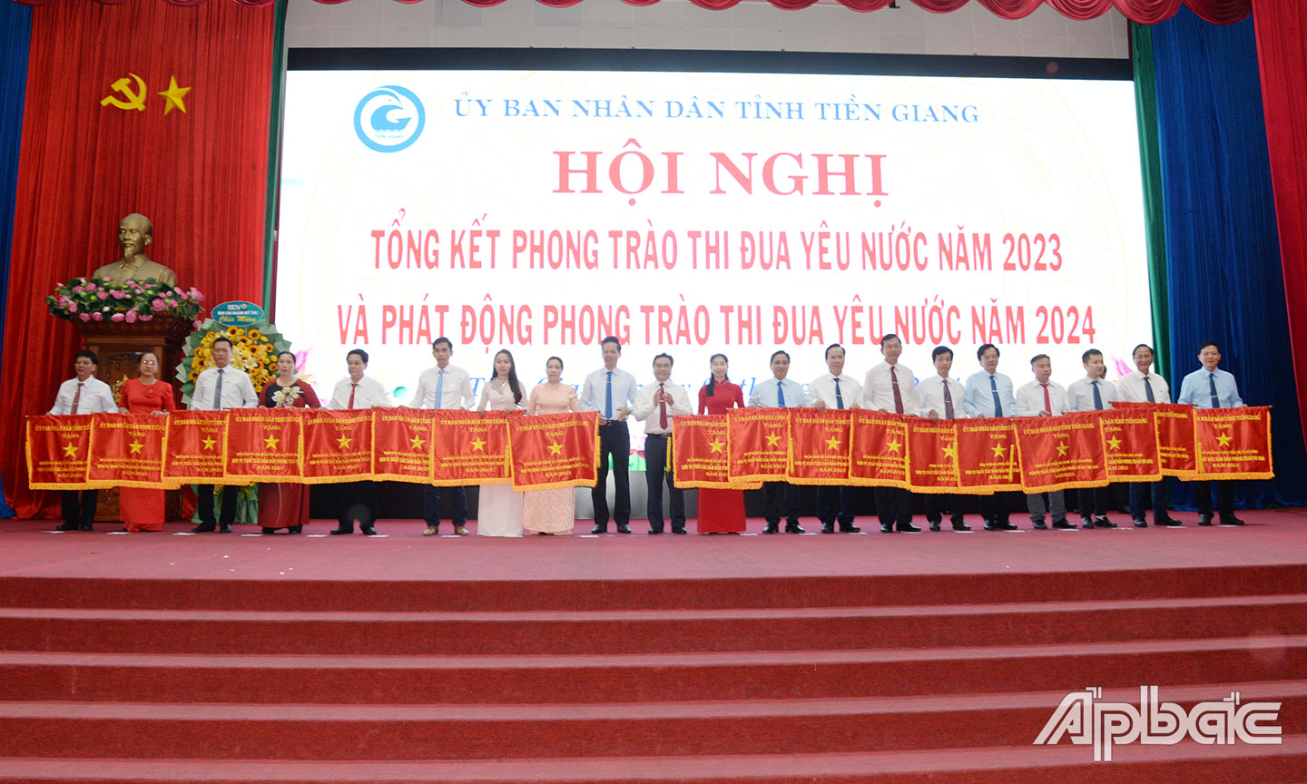 Đại diện lãnh đạo Công ty (thứ 3 từ phải sang) nhận Cờ thi đua xuất sắc của UBND tỉnh. 	                                                Ảnh: Hạnh Nga                                                                                            