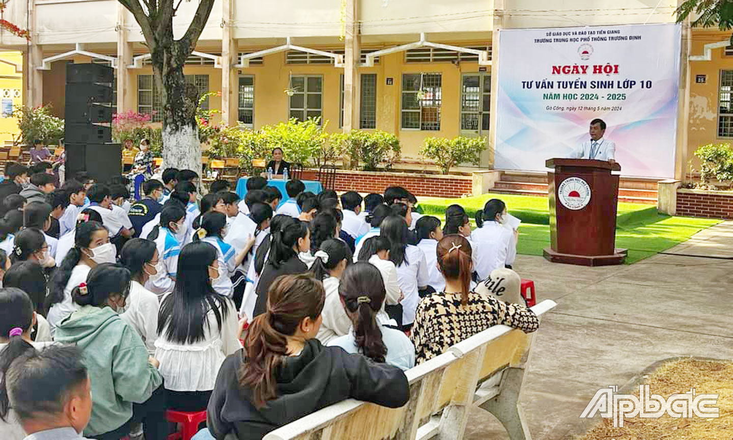 Ngày hội Tư vấn tuyển sinh lớp 10 diễn ra tại Trường THPT Trương Định (TP. Gò Công) vào sáng 12-5.