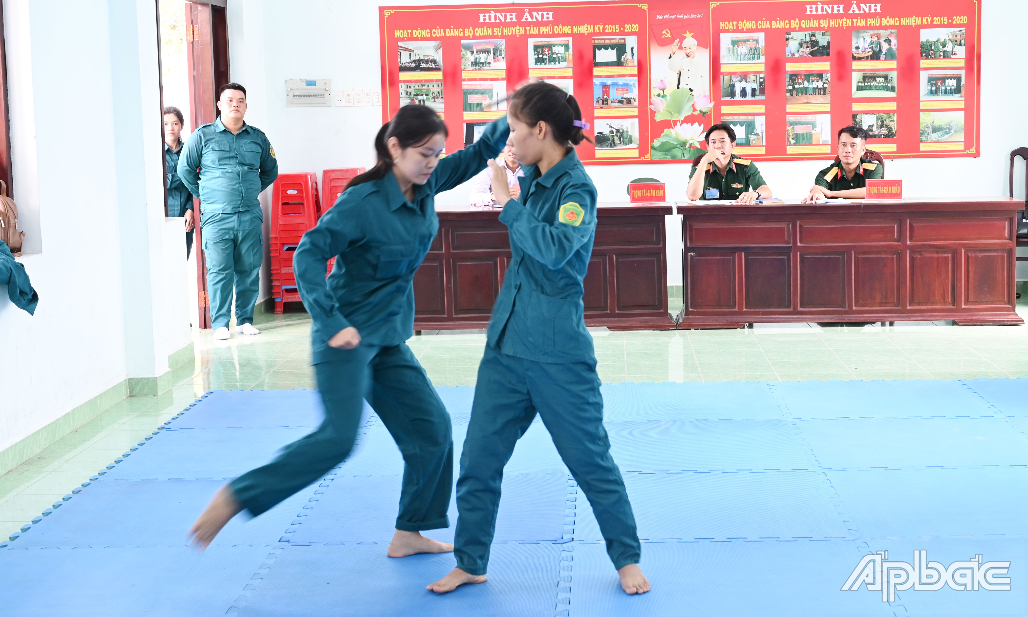 Các vận động viên nam, nữ thi đấu võ chiến đấu dân quân tự vệ.