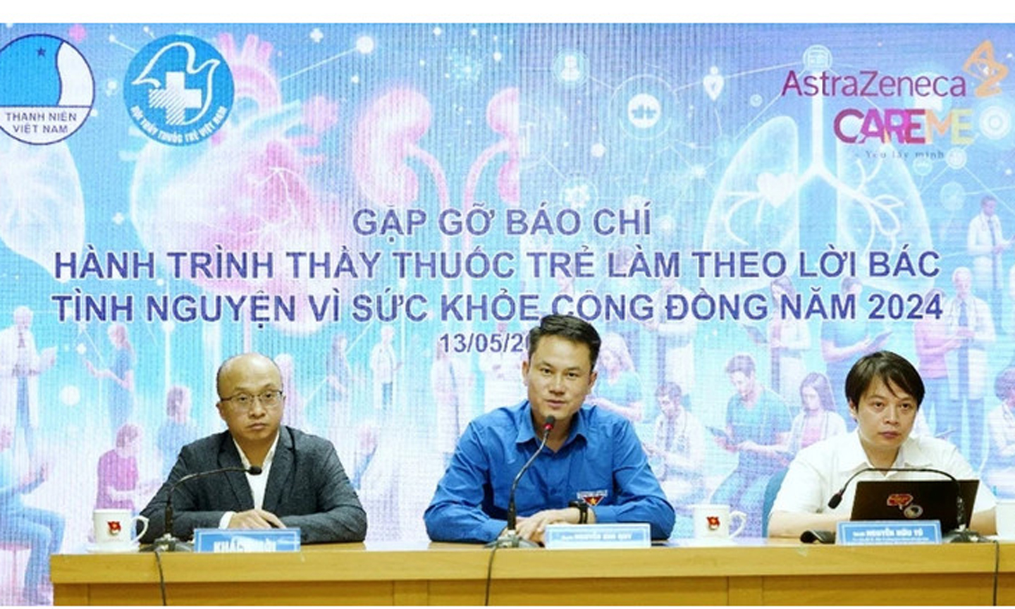 Phó Chủ tịch Thường trực Hội Liên hiệp Thanh niên Việt Nam Nguyễn Kim Quy (áo xanh) thông tin về Hành trình. 