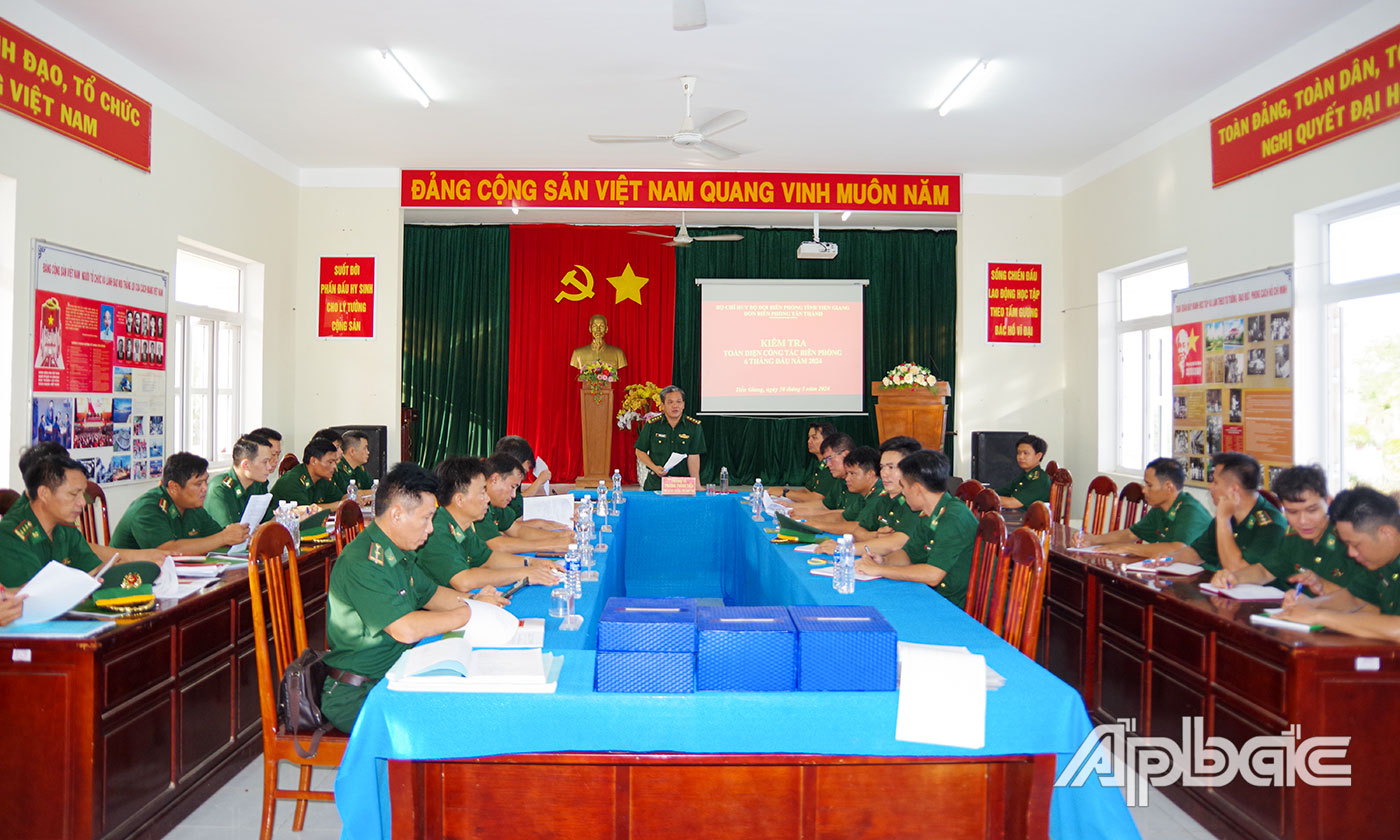 Thượng tá Trương Thành Tiến, Phó Chỉ huy trưởng kiêm Tham mưu trưởng kết luận buổi kiểm tra tại Đồn Biên phòng Tân Thành.