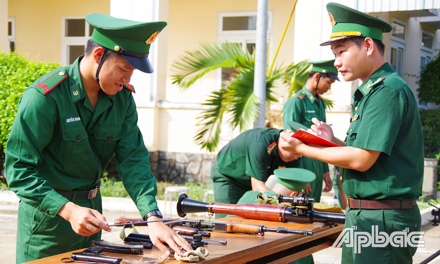Đoàn công tác kiểm tra một số nội dung cơ bản các loại vũ khí có trong biên chế tại Đồn Biên phòng Kiểng Phước.