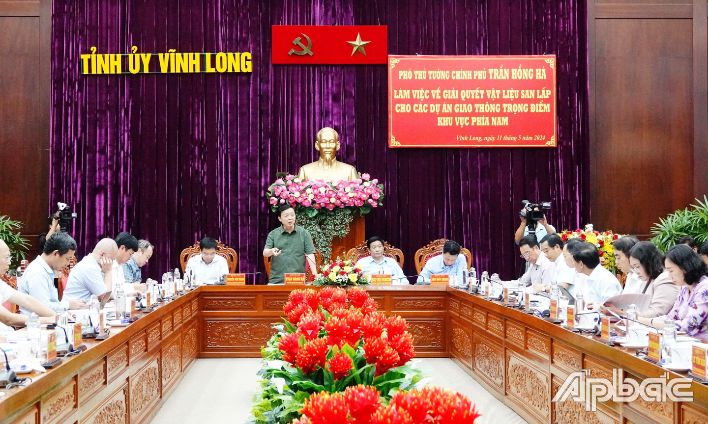 Phó Thủ tướng Trần Hồng Hà phát biểu tại buổi làm việc với các tỉnh, thành ĐBSCL về giải quyết vật liệu san lấp cho các dự án giao thông trọng điểm khu vực phía Nam.