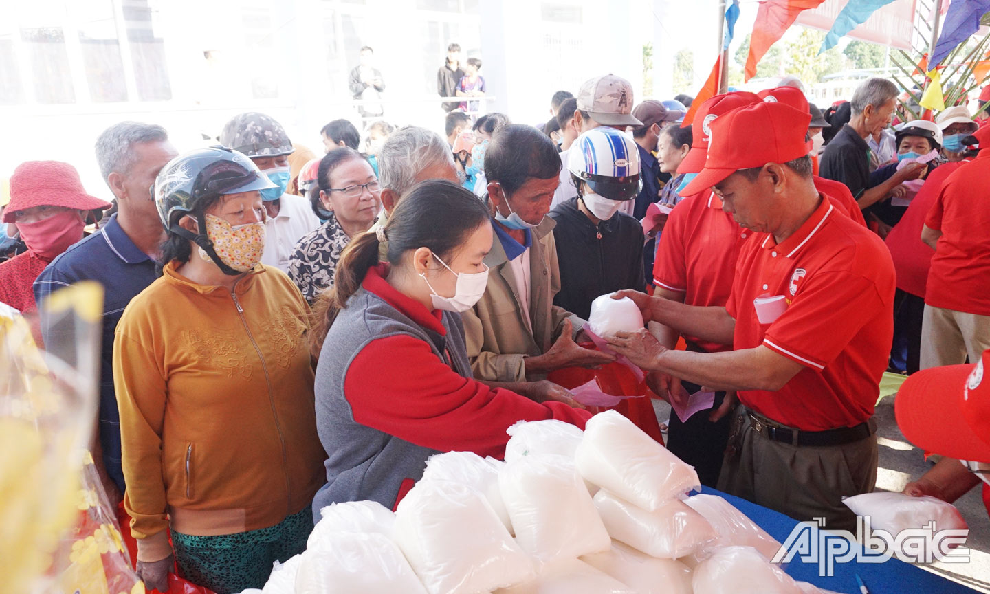 “Phiên chợ 0 đồng” do Hội CTĐ TP. Gò Công tổ chức nhằm hỗ trợ lương thực, nhu yếu phẩm cho người dân khó khăn.