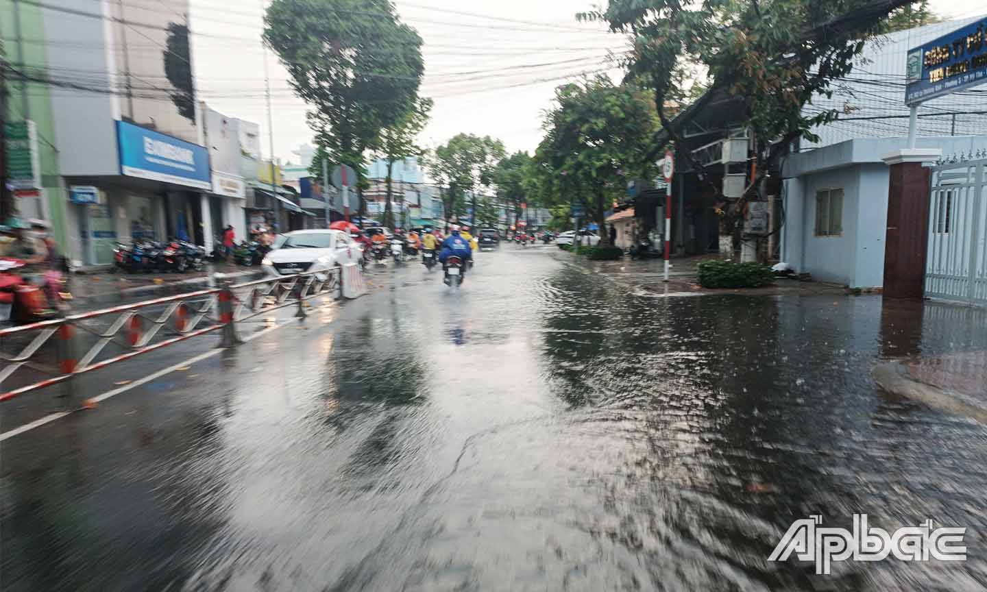 Đường Lý Thường Kiệt (đoạn qua Phường 5), TP. Mỹ Tho ngập cục bộ trong cơn mưa chiều 14-5.