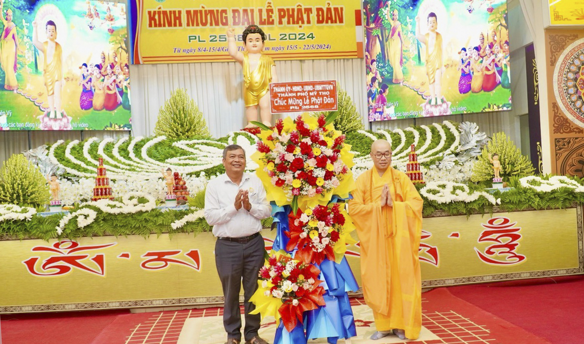 Chủ tịch Ủy ban MTTQ TP. Mỹ Tho Bùi Văn Bảo trao hoa chúc mừng Tuần lễ Phật Đảng Phật lịch 2568 đến Thượng tọa Thích Quảng Lộc 