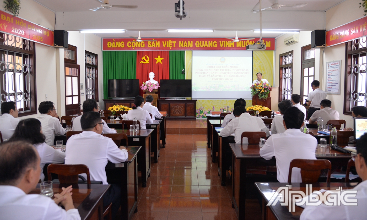 Quang cảnh buổi làm việc.