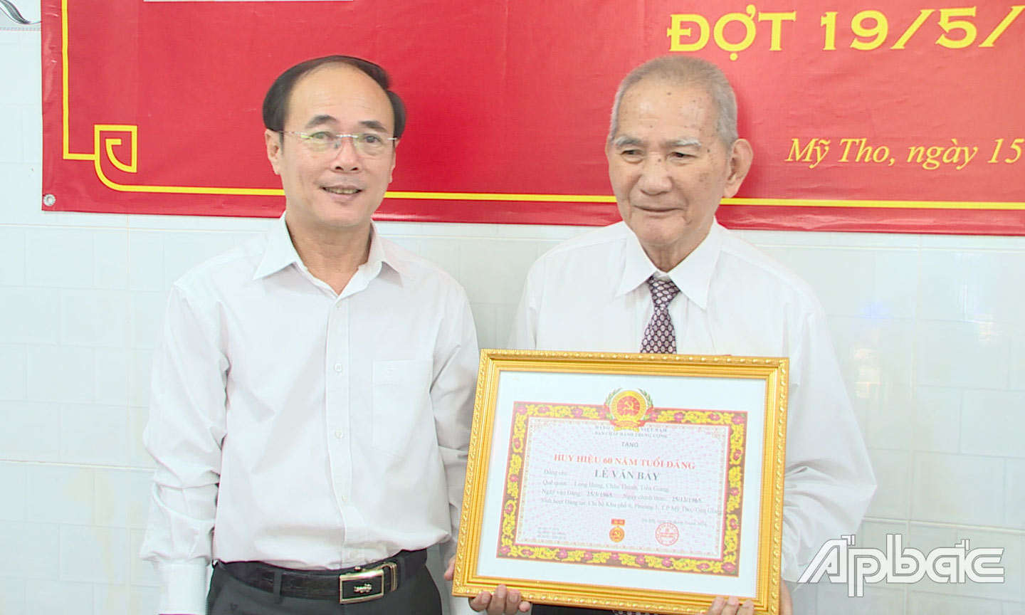 Đồng chí Trần Kim Trát trao tặng Huy hiệu 60 năm tuổi Đảng cho đảng viên Lê Văn Bảy.