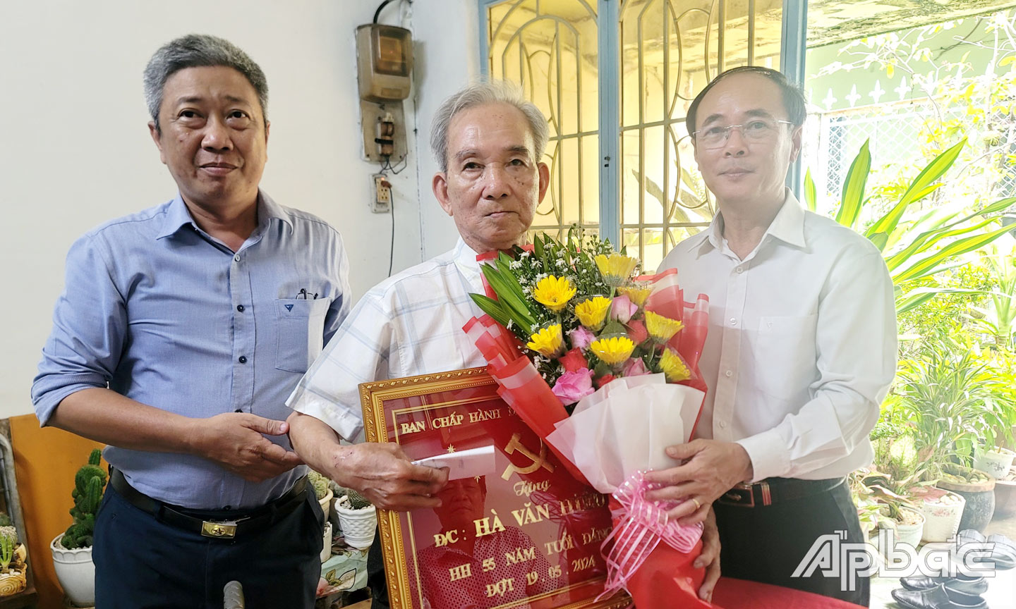 Bí thư Thành ủy Mỹ Tho cùng đại diện Đảng ủy phường 6  chúc mừng đồng chí Hà Văn Hiếu nhận Huy hiệu 55 năm tuổi Đảng.