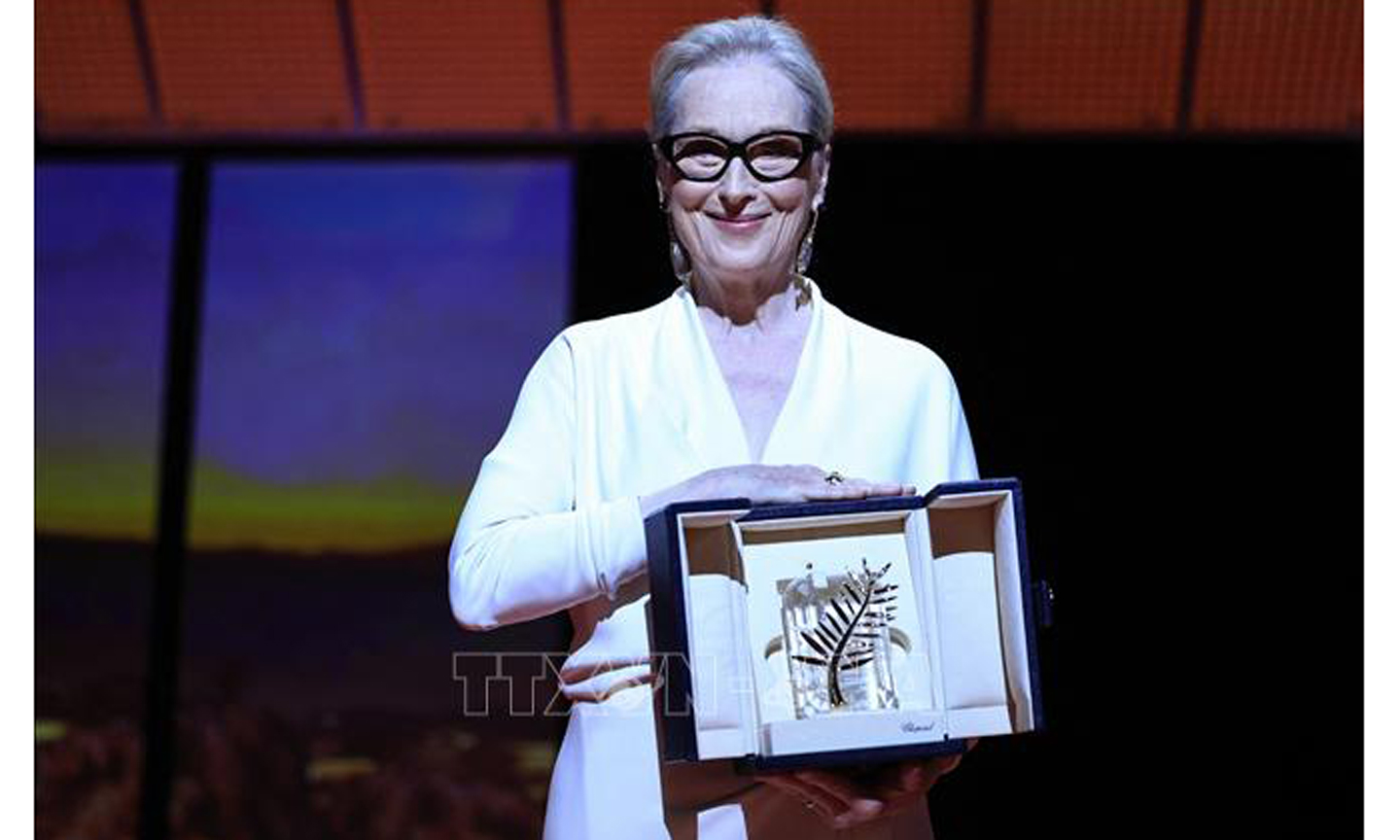 Nữ diễn viên người Mỹ Meryl Streep nhận giải Cành cọ vàng danh dự tại Liên hoan phim quốc tế Cannes, Pháp, ngày 14/5/2024. Ảnh: AFP/TTXVN