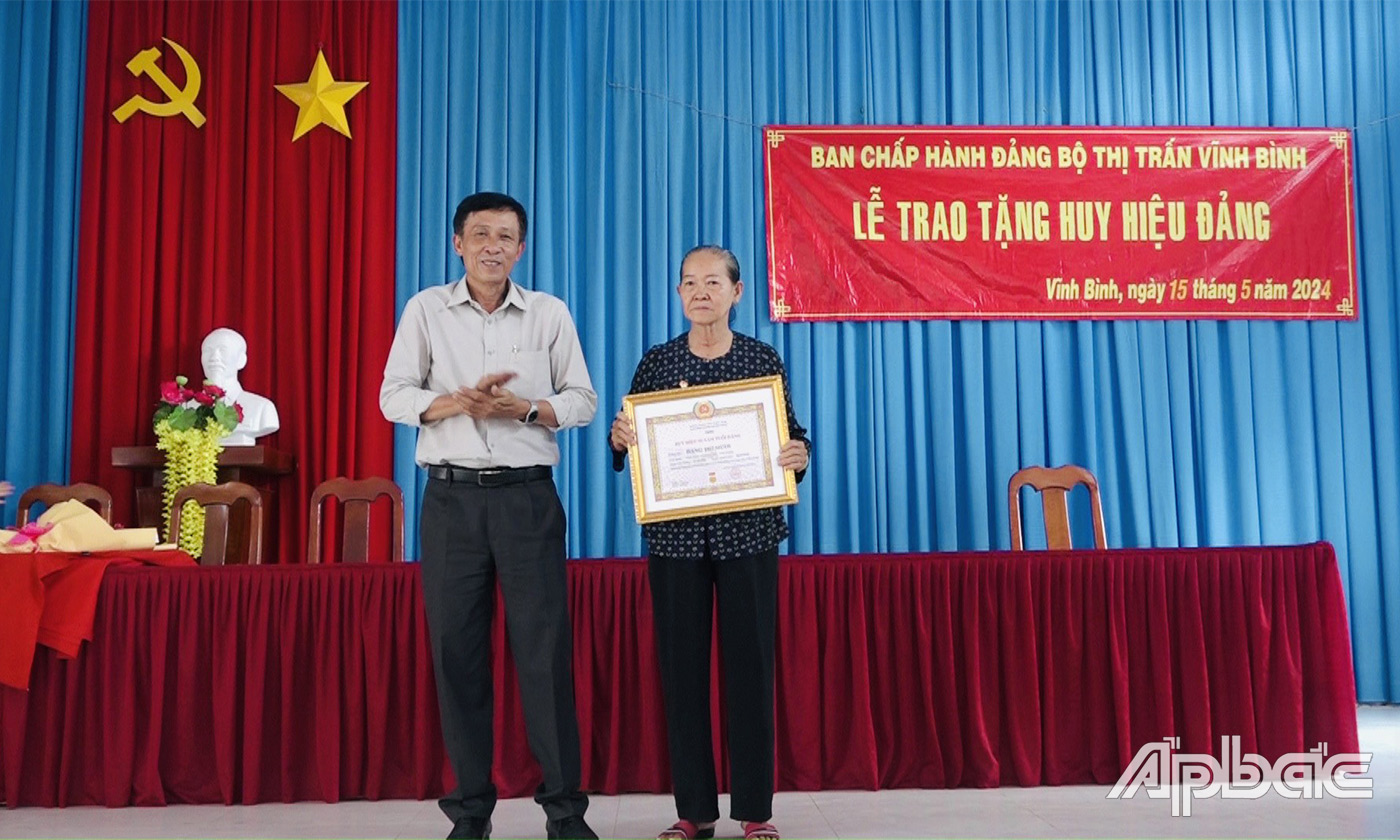 Đồng chí Đnh Tấn Hoàng trao Huy hiệu Đảng cho đảng viên