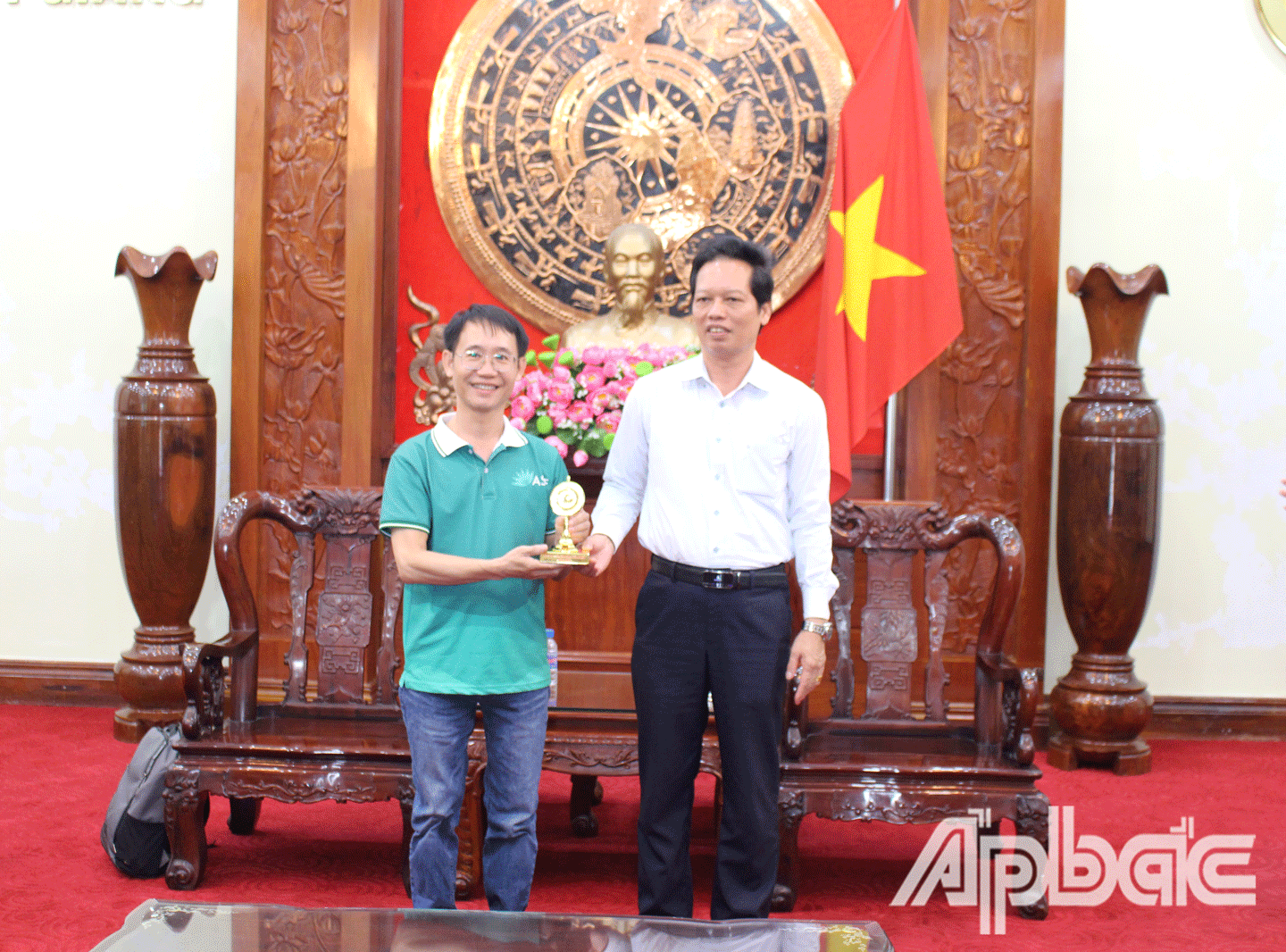 Phó Chủ tịch UBND tỉnh Nguyễn Thành Diệu tặng quà Tổ chức ASIF Foundation. 