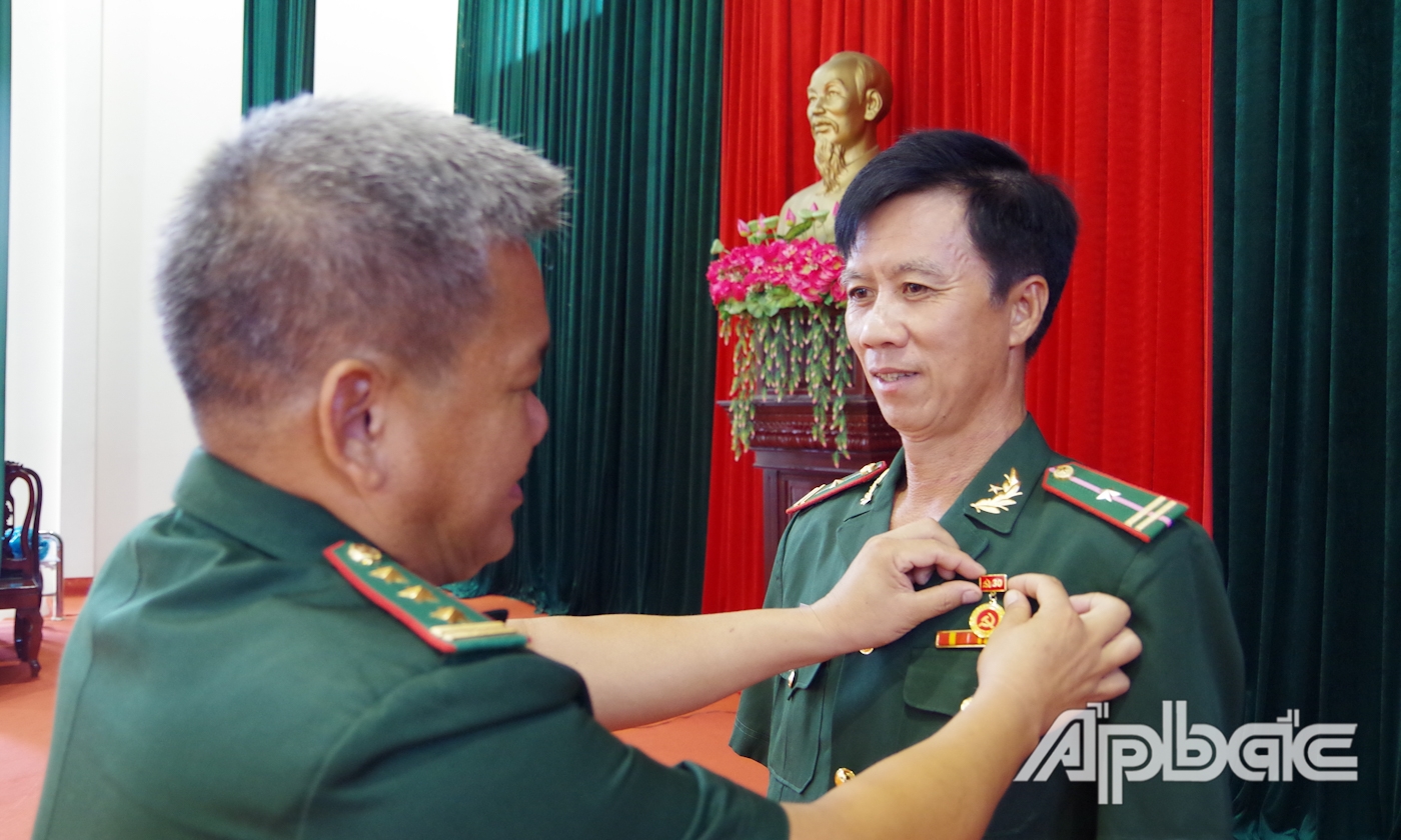 Thượng tá Trương Thành Tiến, Phó Chỉ huy trưởng kiêm Tham mưu trưởng BĐBP tỉnh gắn Huy hiệu 30 năm tuổi Đảng cho Trung tá chuyên nghiệp Hoàng Văn Phong.
