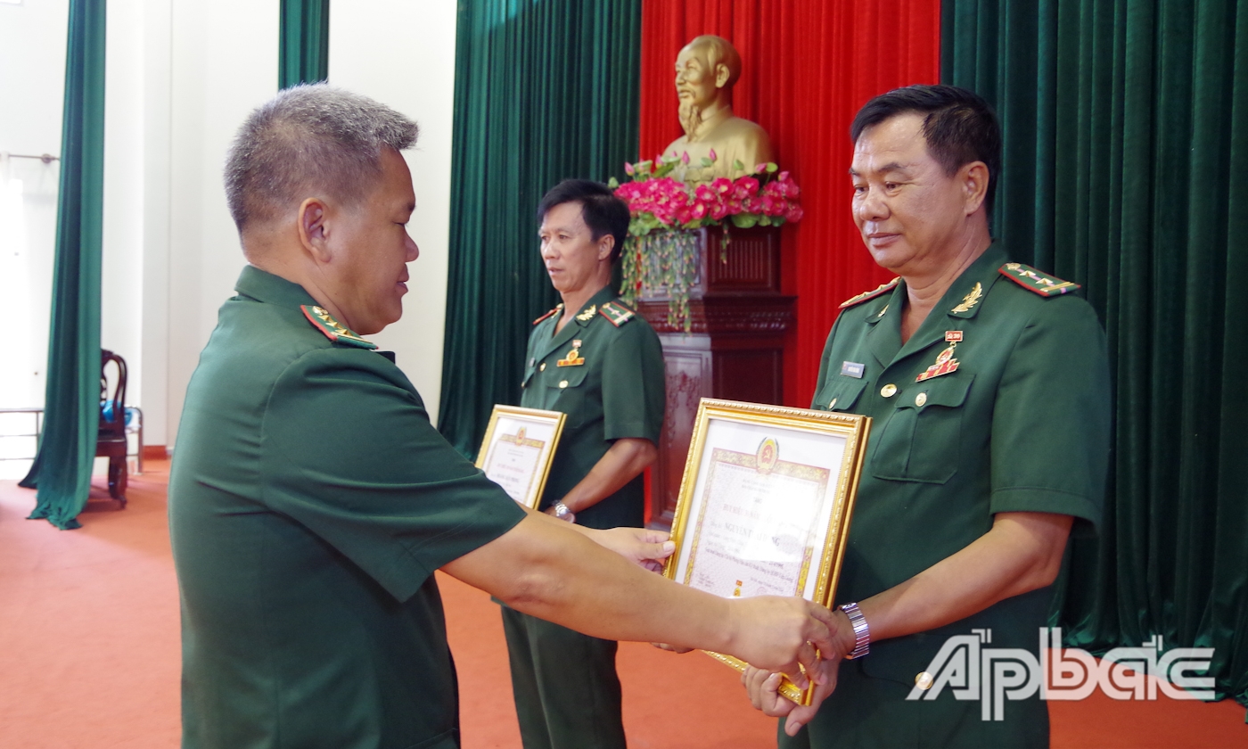 Thượng tá Trương Thành Tiến trao Quyết định tặng Huy hiệu 30 năm tuổi Đảng cho Trung tá chuyên nghiệp Nguyễn Thái Dũng.