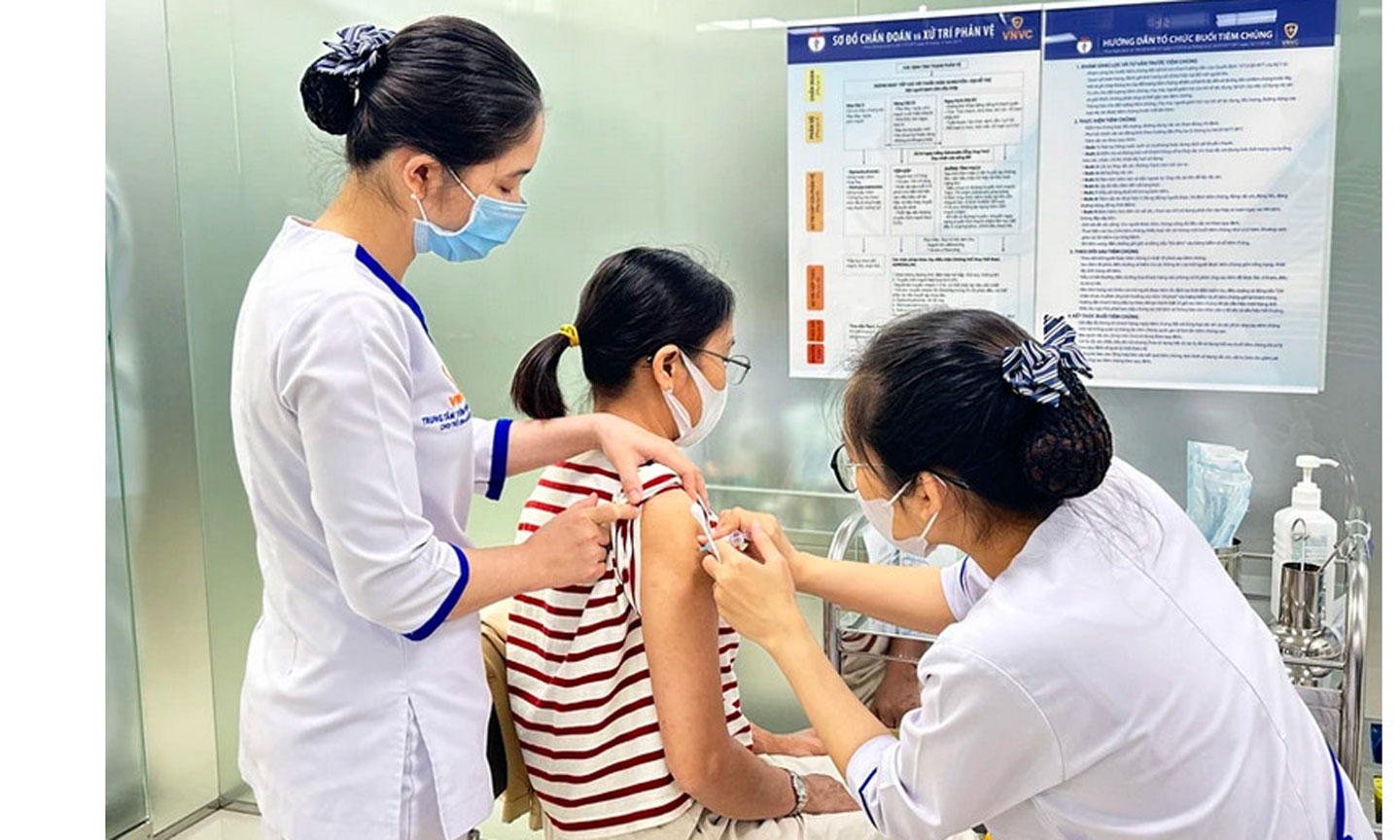 Tiêm vaccine là biện pháp phòng bệnh chủ động. 