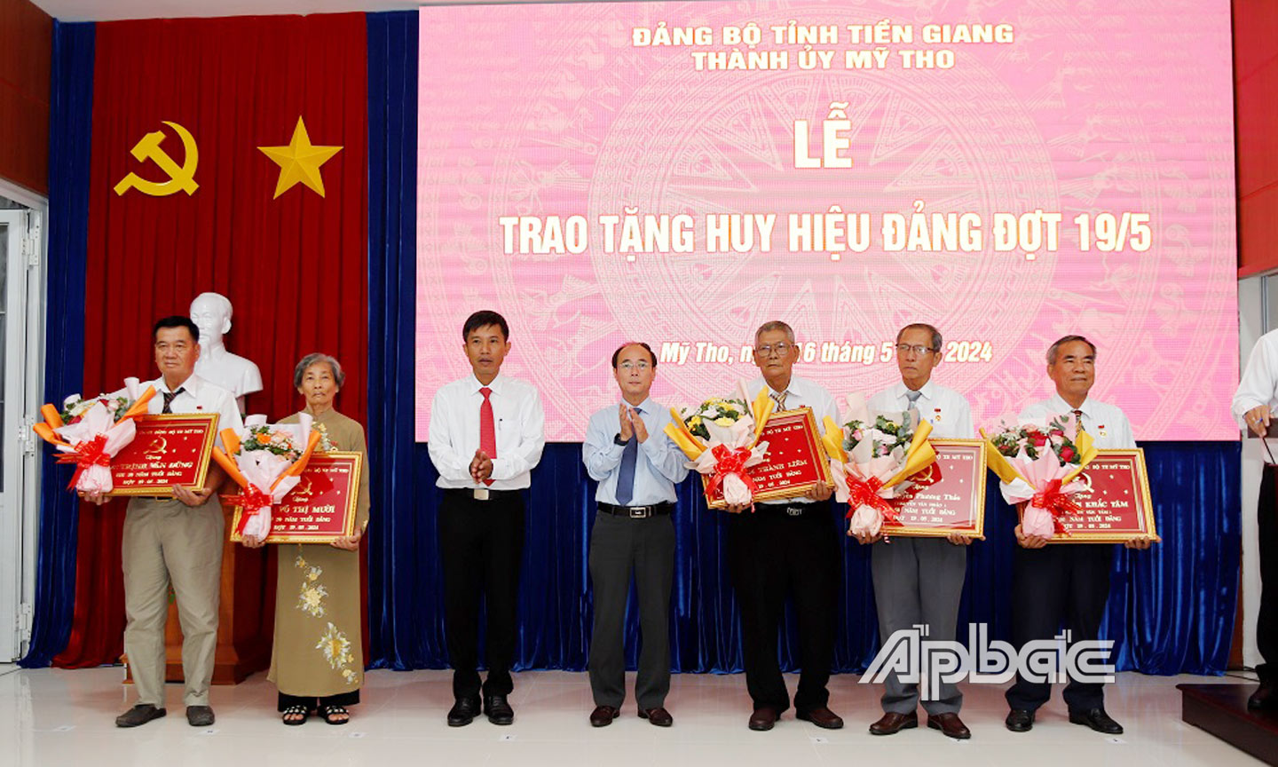 Bí thư Thành ủy Trần Kim Trát và Phó Bí thư thường trực Thành ủy trao huy hiệu 50 năm tuổi Đảng.