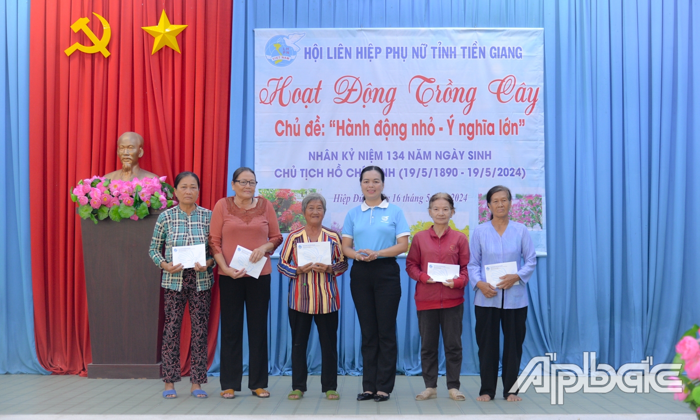Đồng chí Nguyễn Thị Kim Phượng, Chủ tịch Hội LHPN tỉnh Tiền Giang trao quà cho 5 hộ gia đình hội viên, phụ nữ có hoàn cảnh khó khăn của xã Hiệp Đức.