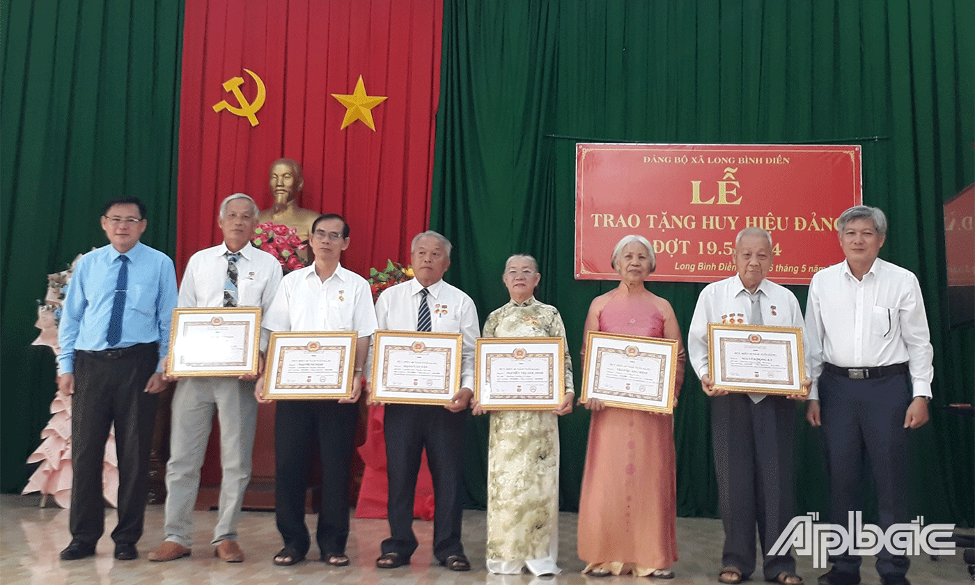 Đồng chí Đỗ Tấn Hùng trao huy hiệu Đảng  tại xã Long Bình Điền.