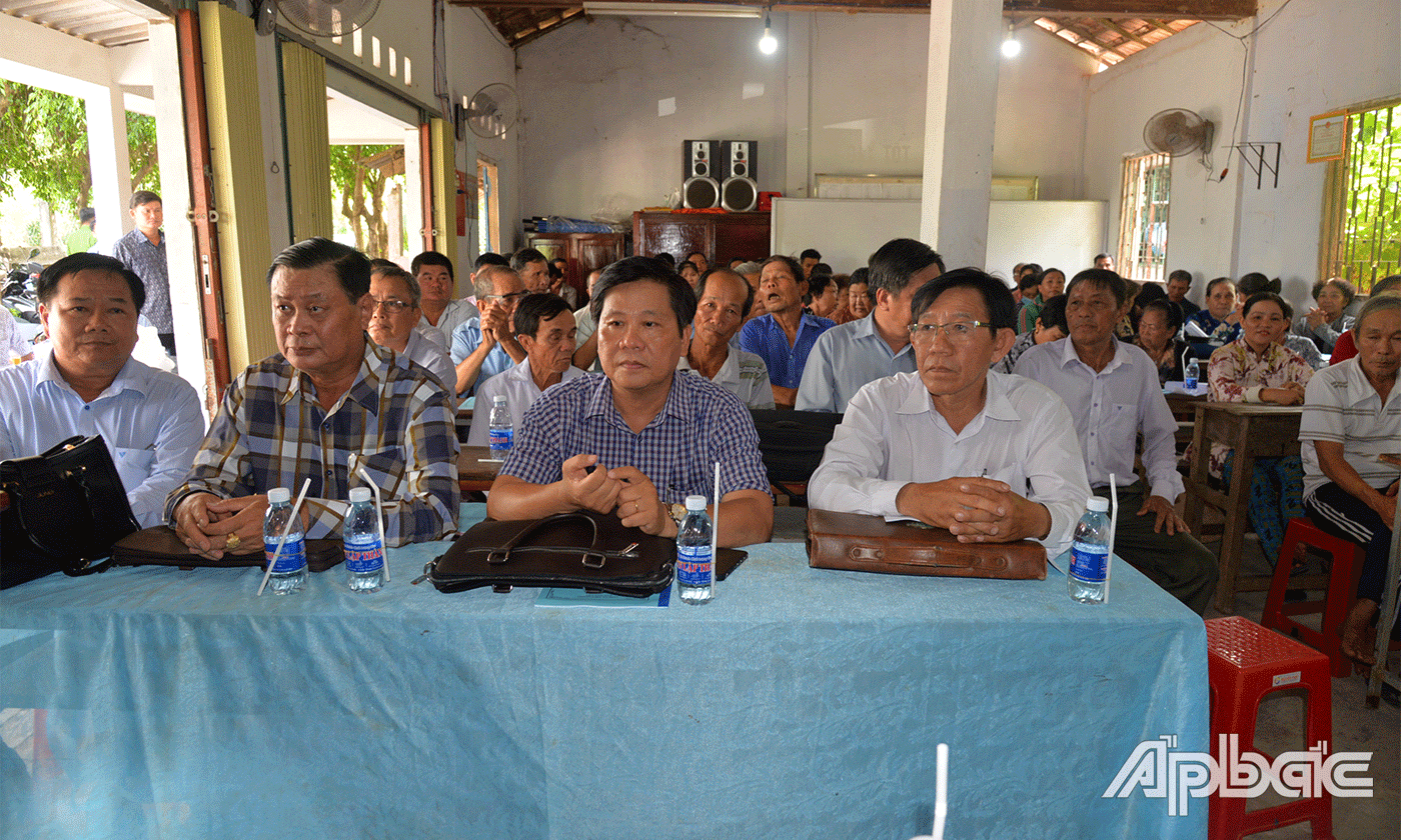 Đại biểu và nhân dân ấp Bình Hoà tham dự buổi tuyên truyền.