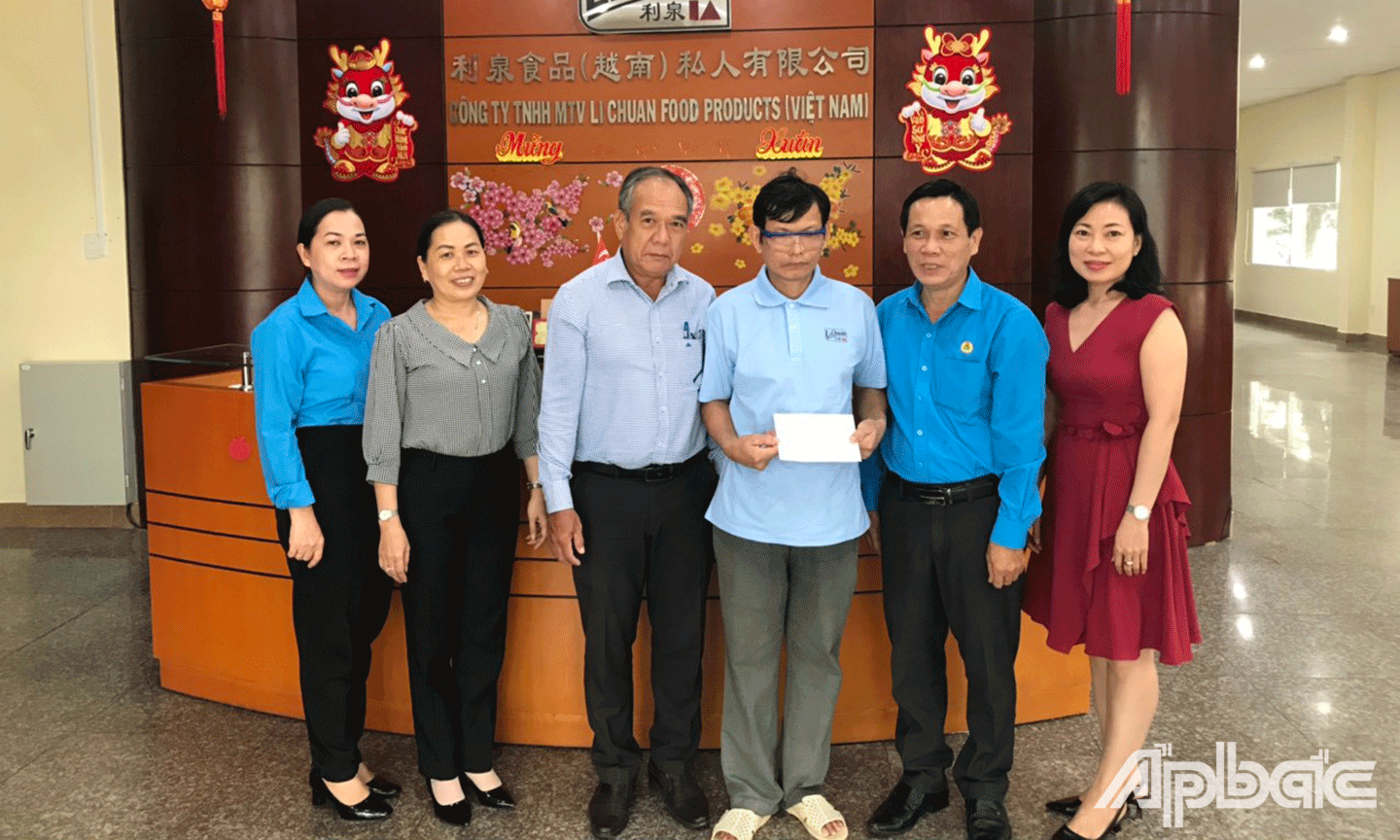 Đoàn đến thăm công nhân bị tai nạn lao động làm việc tại Công ty TNHH MTV Li Chuan Food (TP. Mỹ Tho)