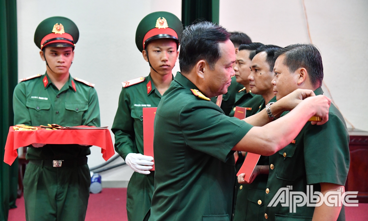 Đại tá Phạm Văn Thanh, Ủy viên Ban Thường vụ Tỉnh ủy, Chỉ huy trưởng Bộ CHQS tỉnh Tiền Giang trao quân hàm cho sĩ quan.