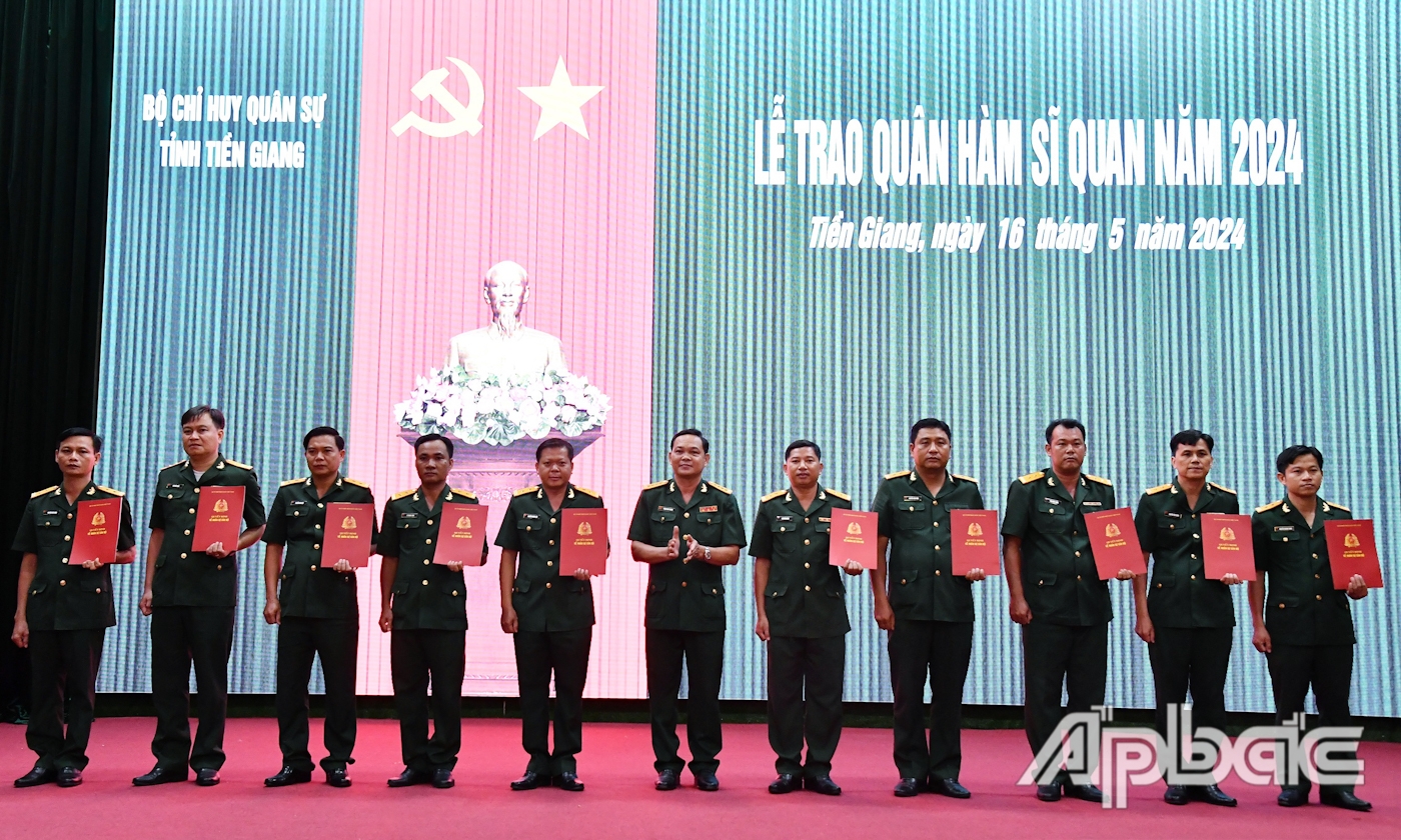 Đại tá Phạm Văn Thanh, Ủy viên Ban Thường vụ Tỉnh ủy, Chỉ huy trưởng Bộ CHQS tỉnh Tiền Giang trao Quyết định quân hàm cho các sĩ quan.