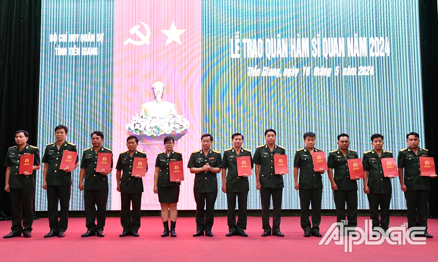 Đại tá Mai Văn Hòa, Tỉnh ủy viên, Phó Bí thư Thường trực Đảng ủy Quân sự, Chính ủy Bộ CHQS tỉnh Tiền Giang trao Quyết định quân hàm cho các sĩ quan.